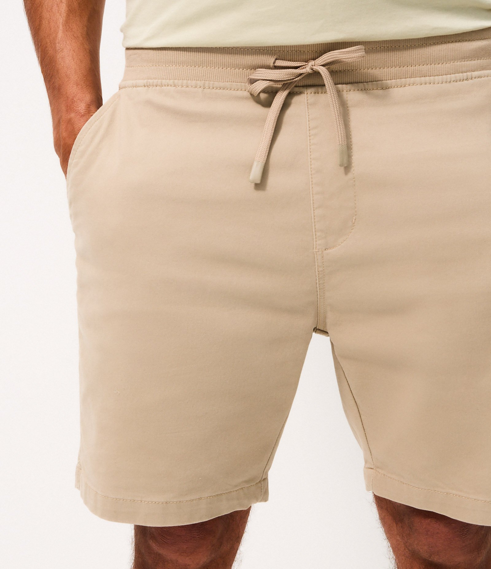 Bermuda Regular Slim em Sarja com Cós Elástico e Bolsos Bege 4