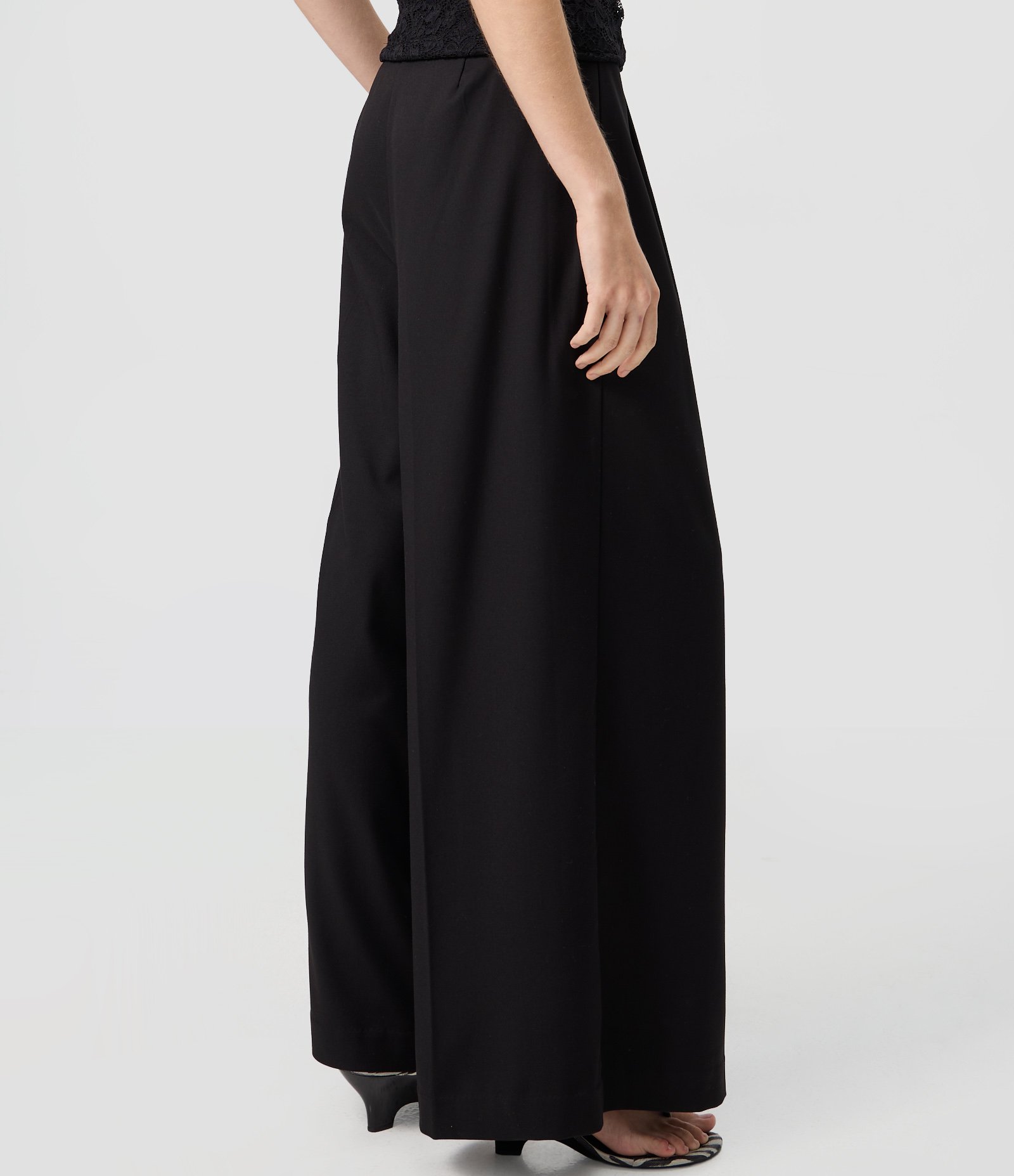 Calça Alfaiatada com Pregas Preto 4