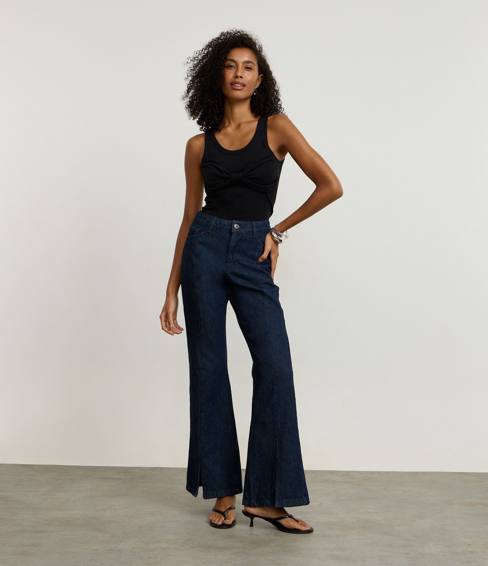 Calça Flare em Jeans Cintura Média com Friso e Fenda Frontal Preto 1