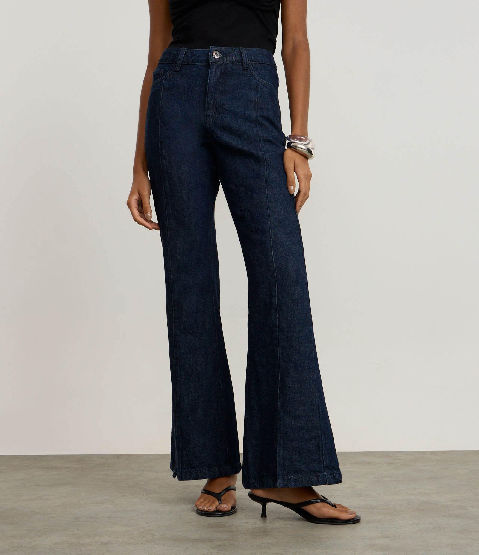 Calça Flare em Jeans Cintura Média com Friso e Fenda Frontal Preto 2