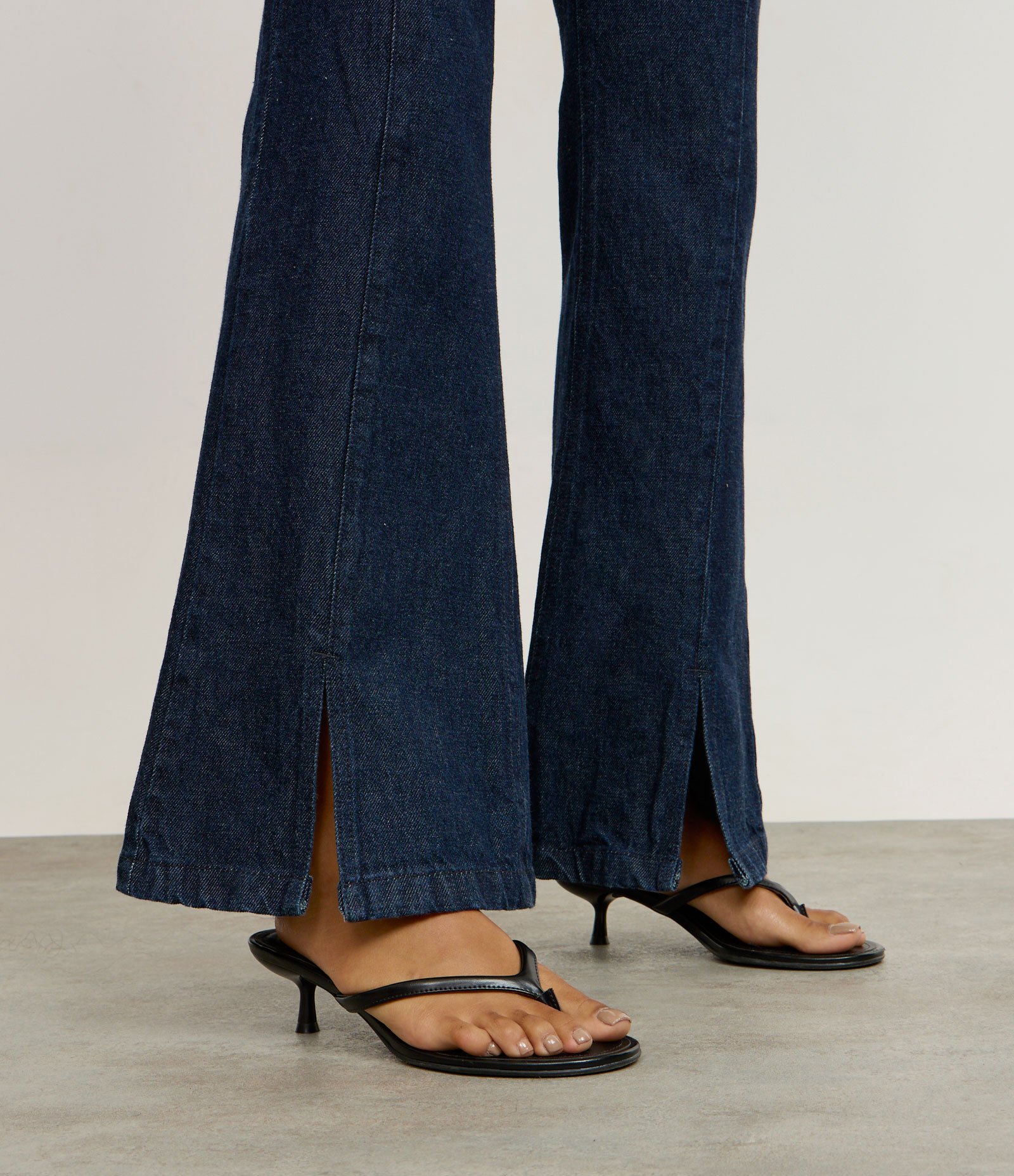 Calça Flare em Jeans Cintura Média com Friso e Fenda Frontal Preto 4