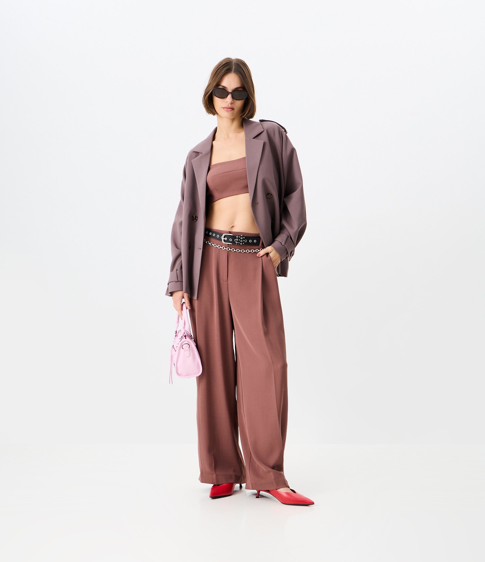 Calça Wide Leg Alfaiatada com Cinto e Detalhe de Corrente Marrom 1