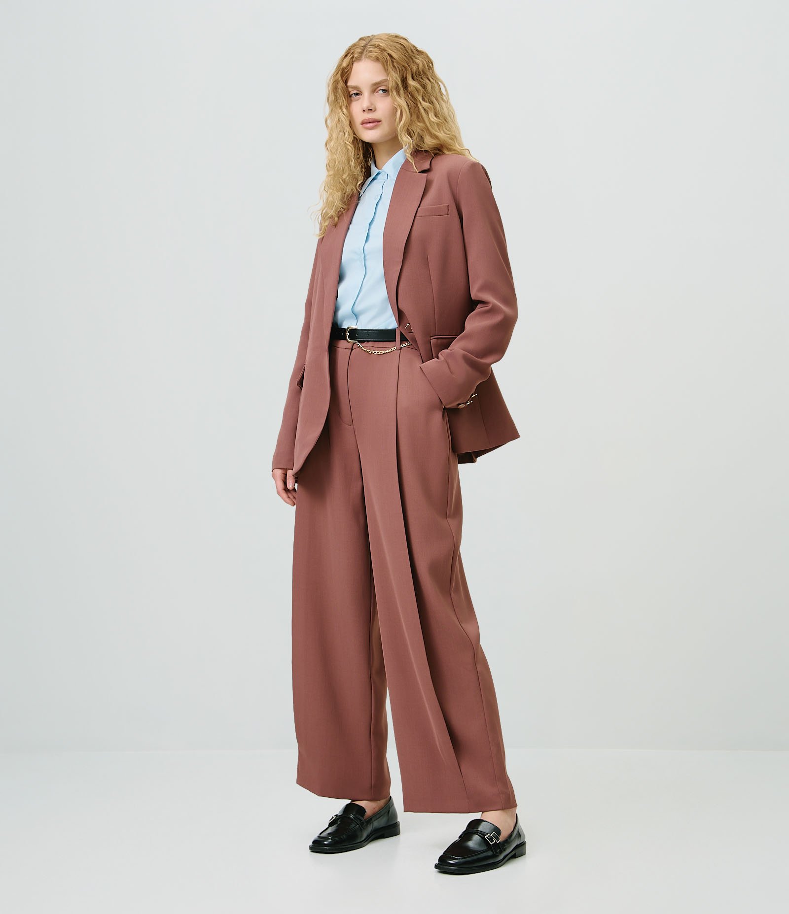 Calça Wide Leg Alfaiatada com Cinto e Detalhe de Corrente Marrom 2