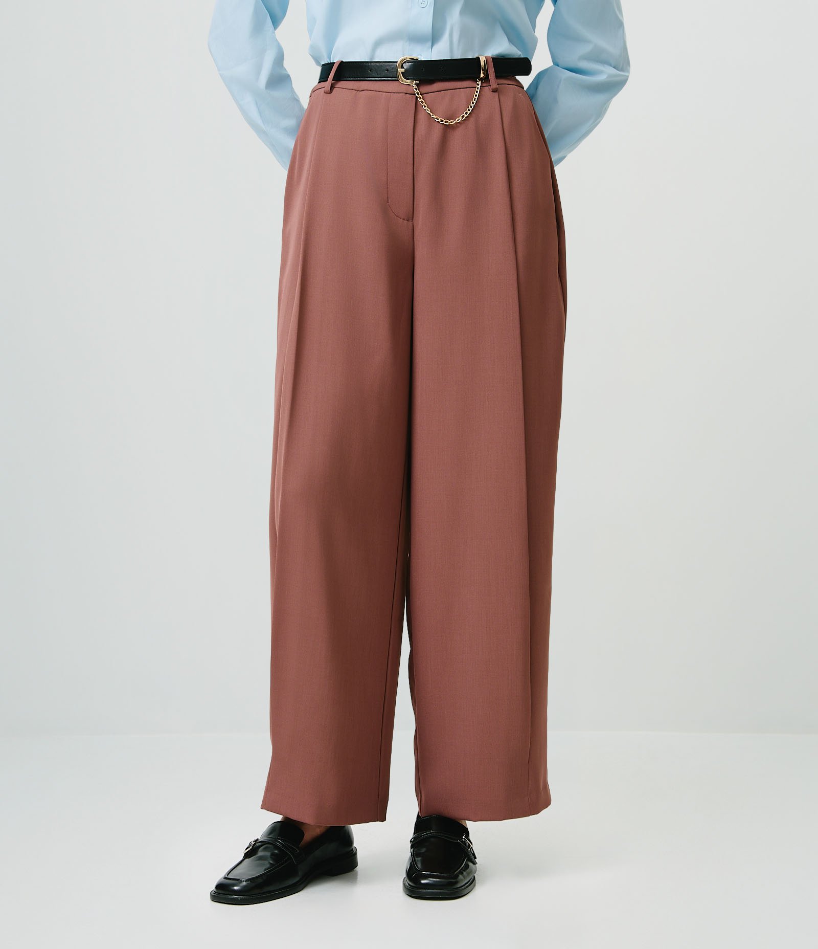 Calça Wide Leg Alfaiatada com Cinto e Detalhe de Corrente Marrom 3