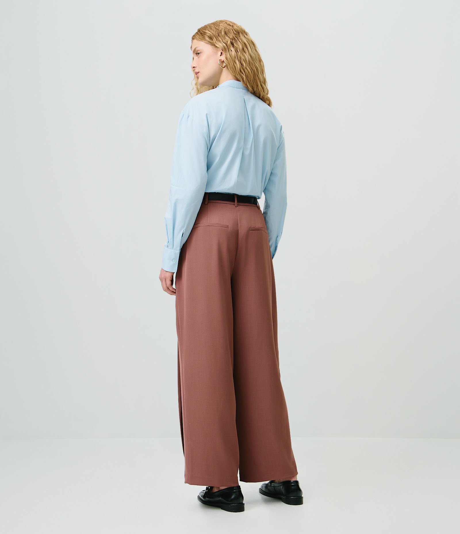 Calça Wide Leg Alfaiatada com Cinto e Detalhe de Corrente Marrom 5