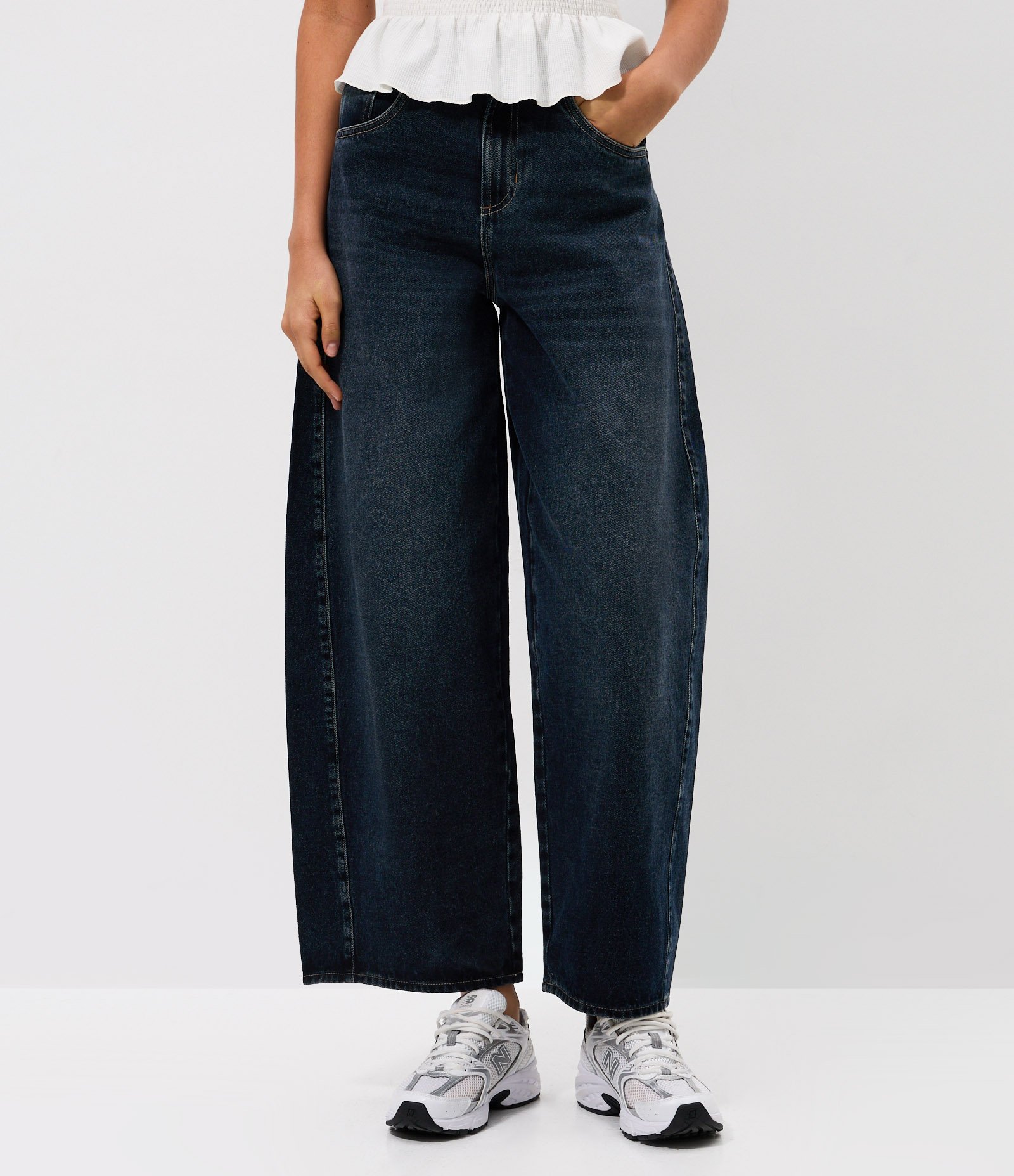 Calça Barrel em Jeans com Recorte Lateral Escuro 2