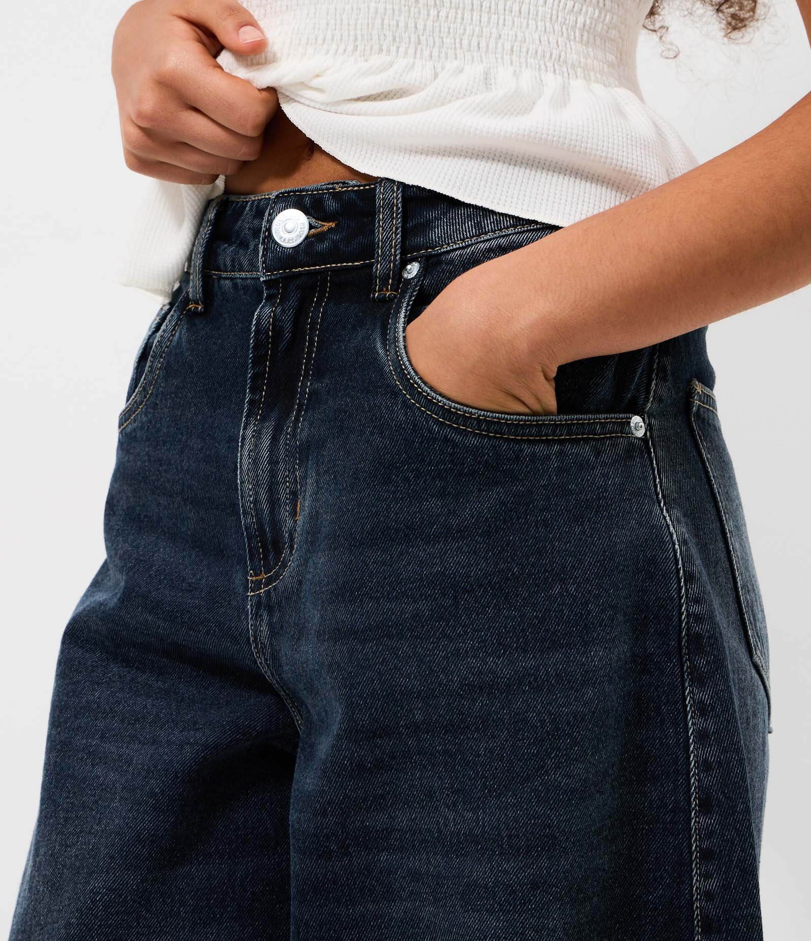 Calça Barrel em Jeans com Recorte Lateral Escuro 3