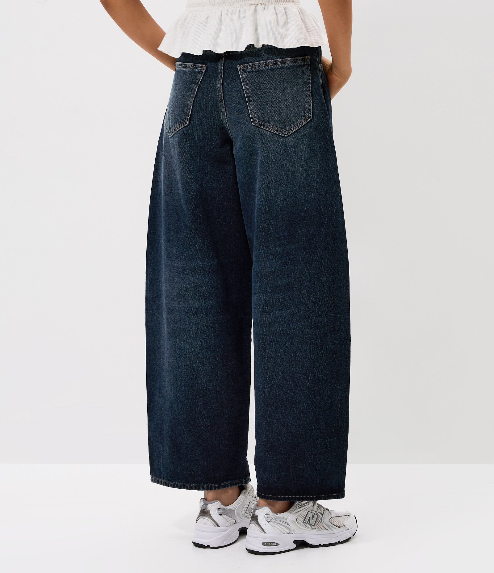 Calça Barrel em Jeans com Recorte Lateral Escuro 4