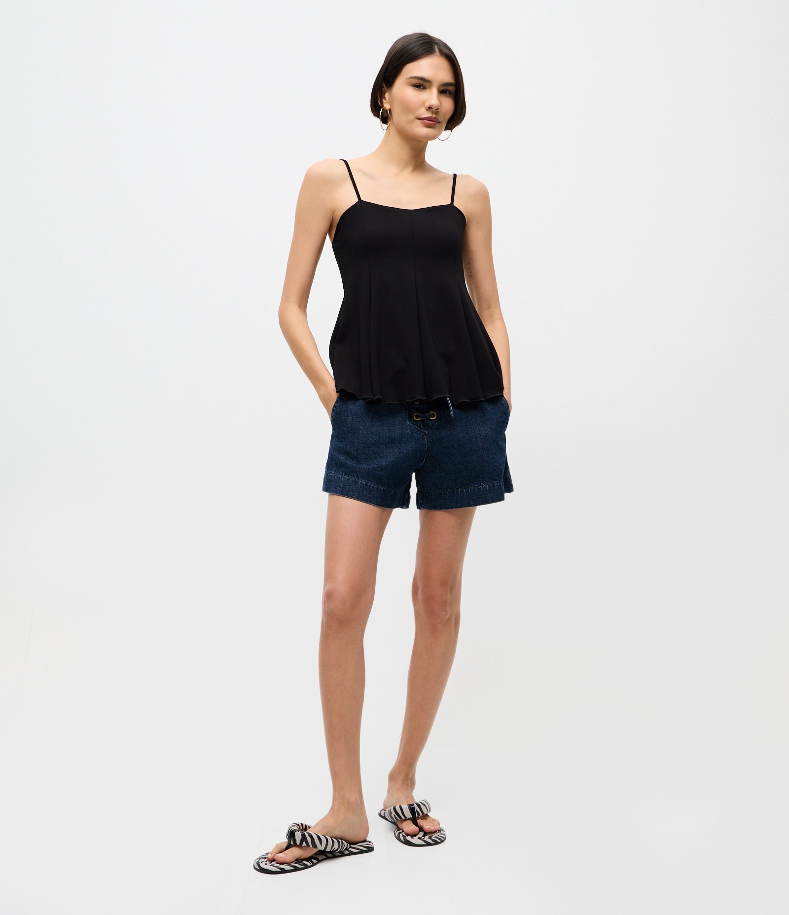 Short Evasê em Jeans com Ilhós e Cintura Alta Azul Escuro 1