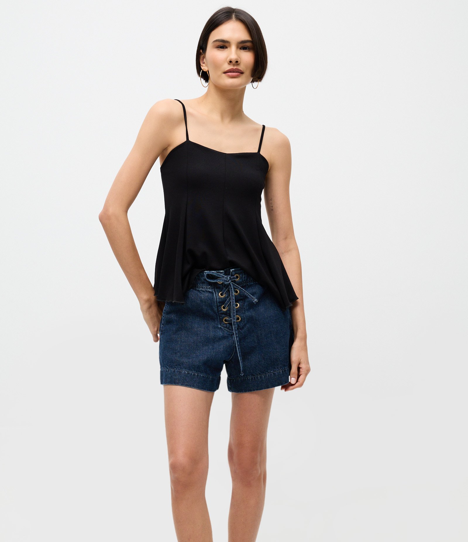 Short Evasê em Jeans com Ilhós e Cintura Alta Azul Escuro 2