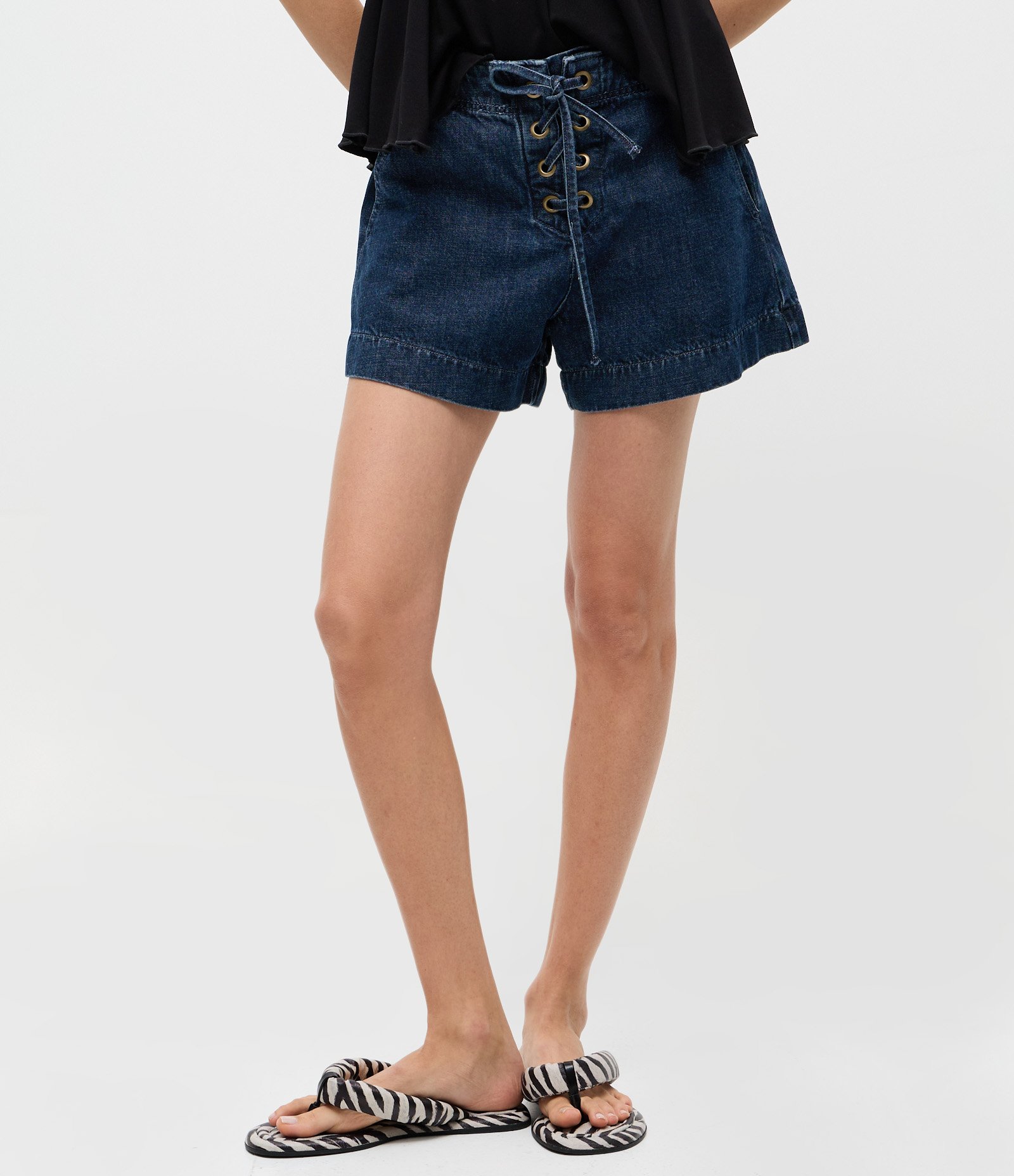 Short Evasê em Jeans com Ilhós e Cintura Alta Azul Escuro 3