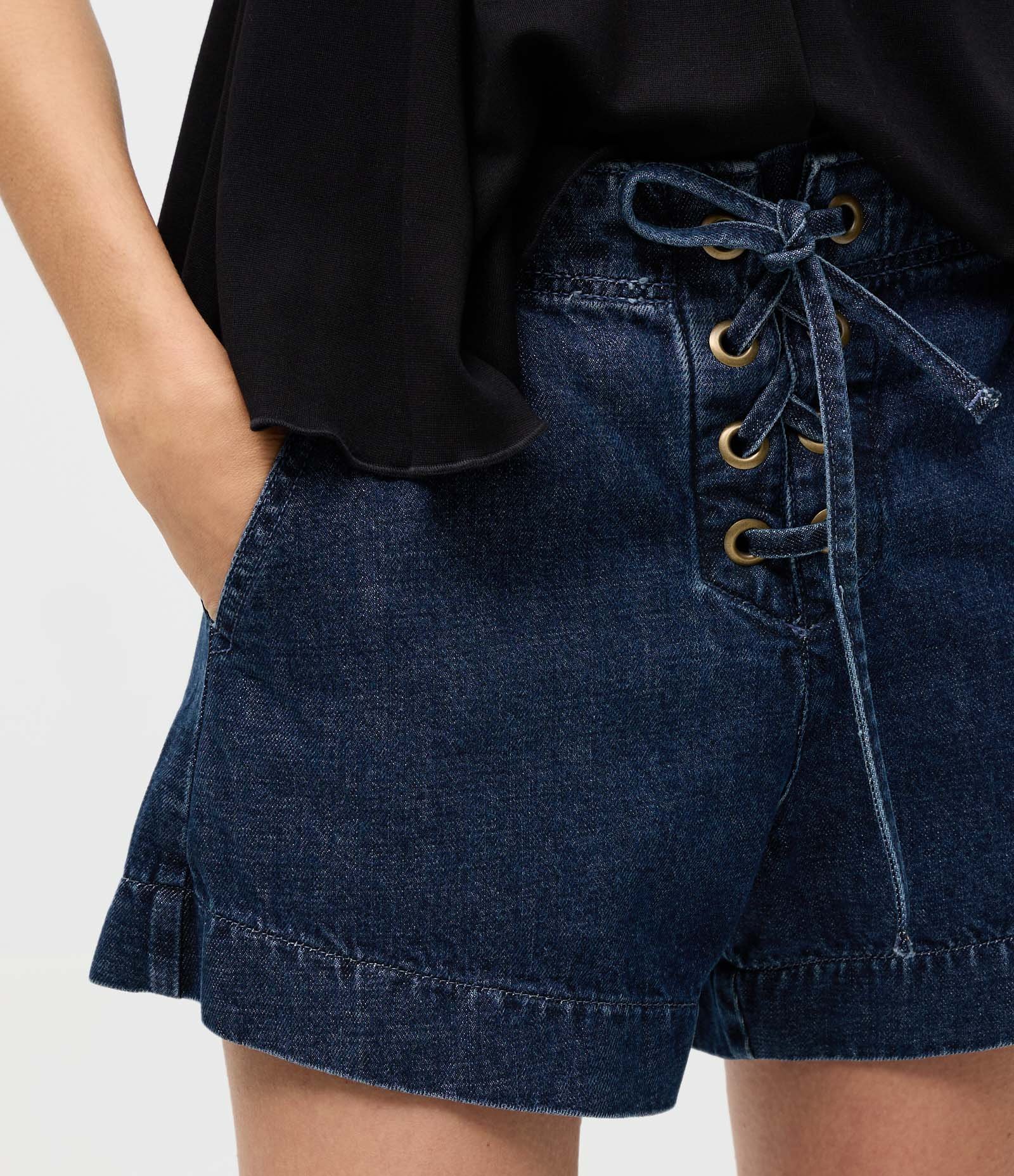 Short Evasê em Jeans com Ilhós e Cintura Alta Azul Escuro 4