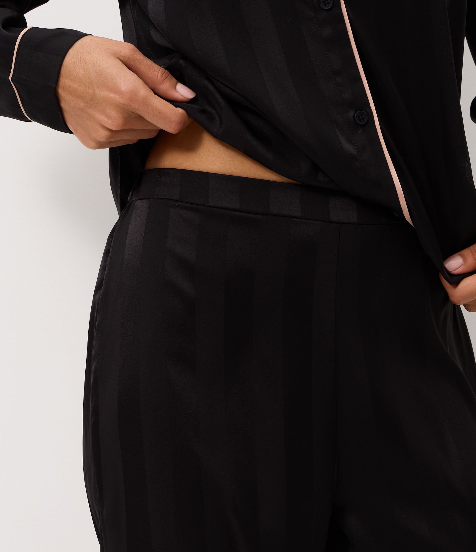 Pijama Longo Americano em Cetim com Estampa de Listras Preto 5