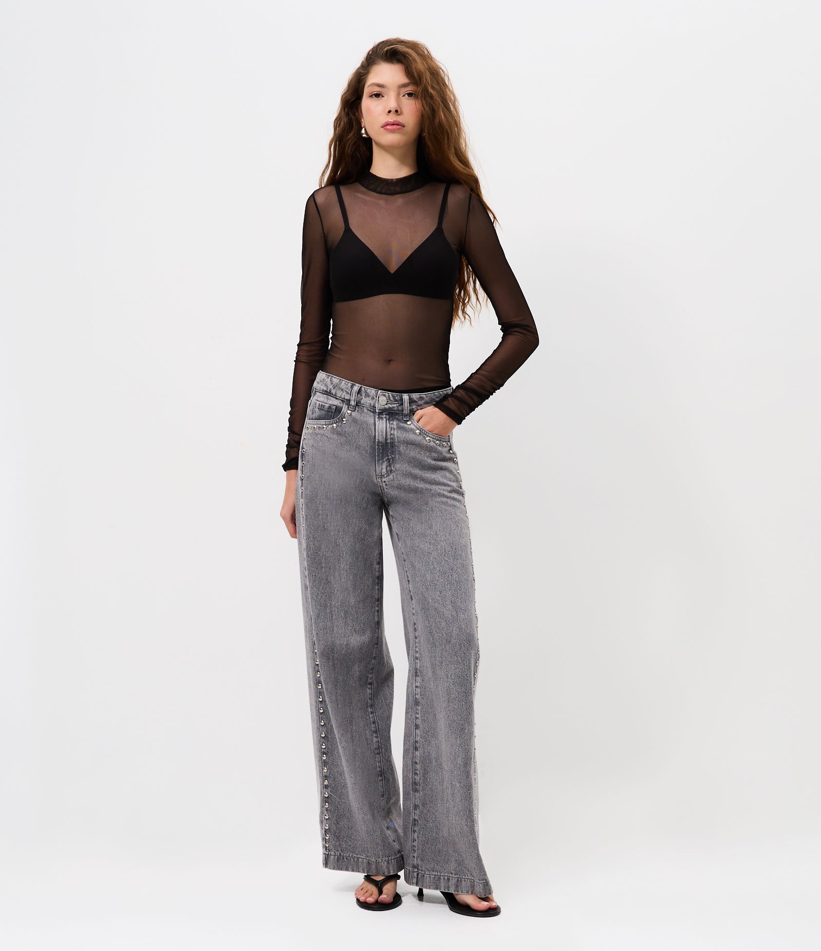 Calça Wide em Jeans com Cintura Baixa e Tachas Aplicado Cinza 1