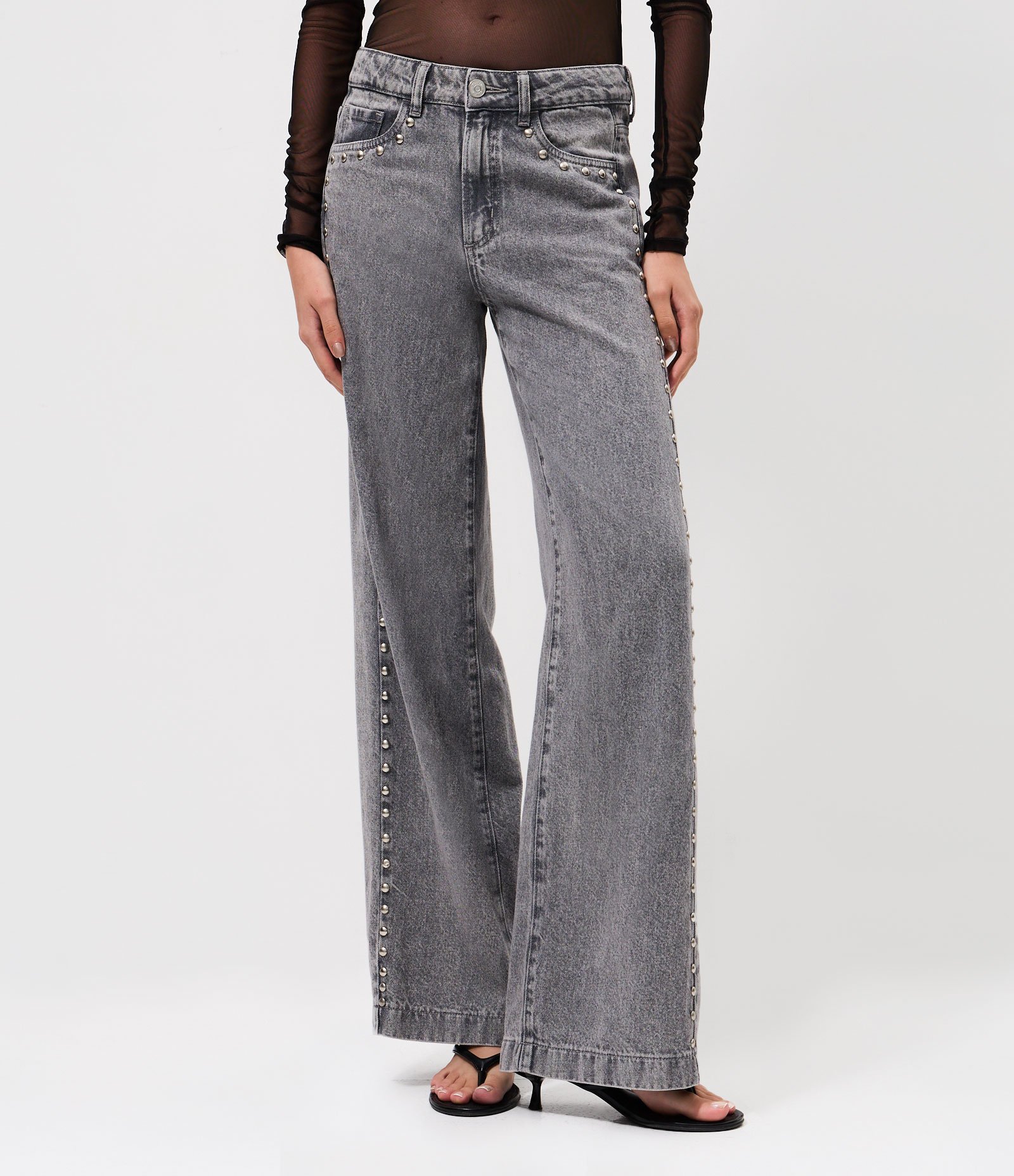 Calça Wide em Jeans com Cintura Baixa e Tachas Aplicado Cinza 2