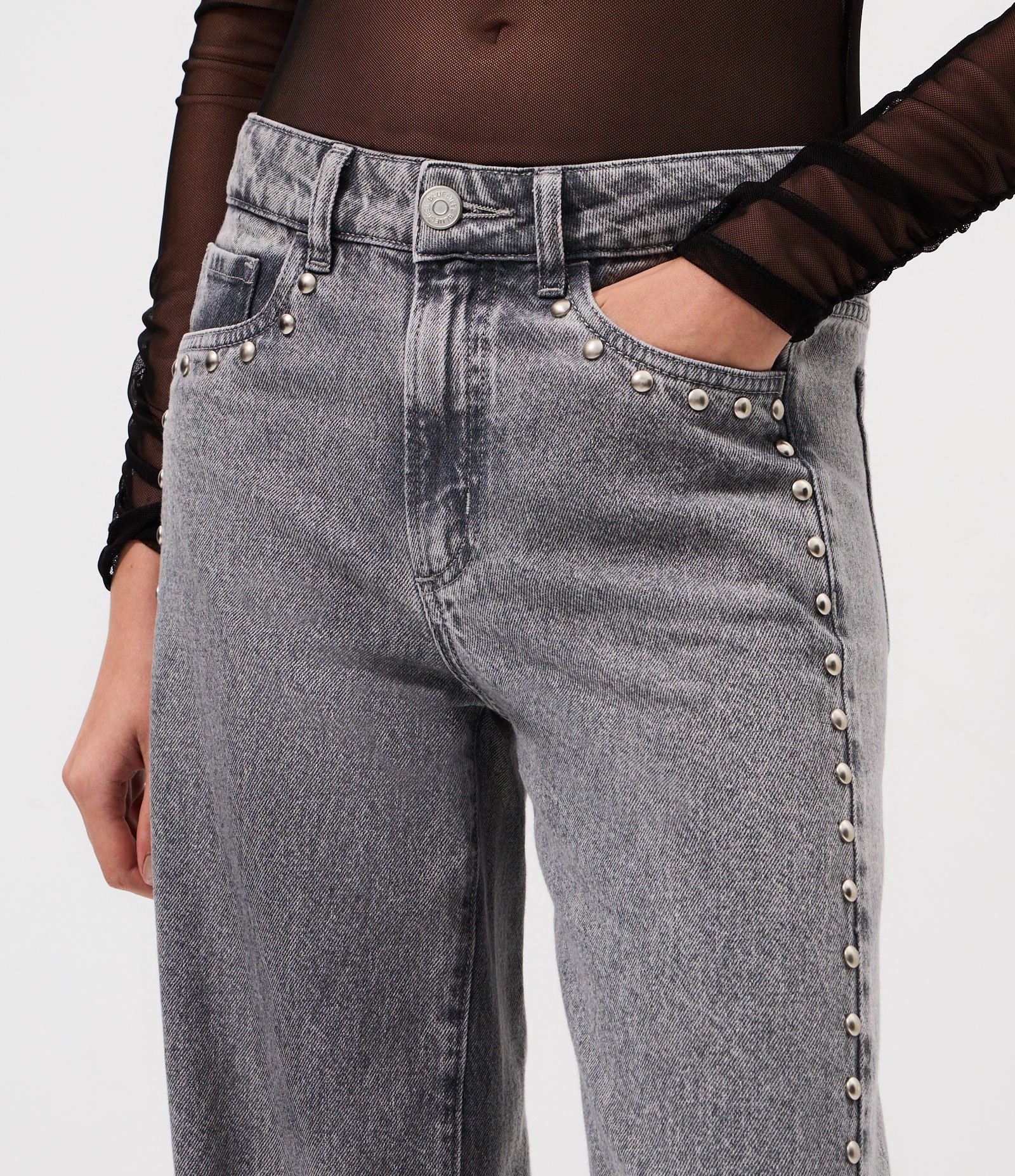 Calça Wide em Jeans com Cintura Baixa e Tachas Aplicado Cinza 3