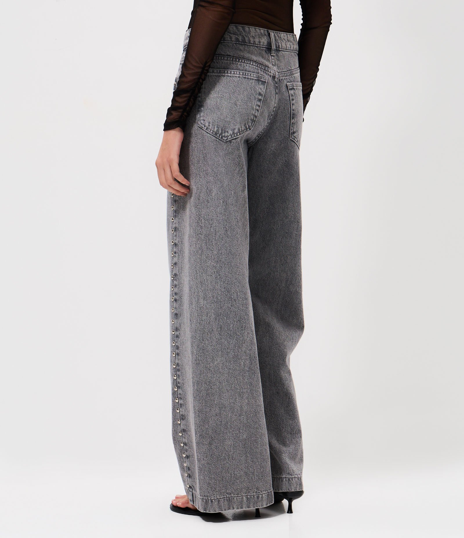 Calça Wide em Jeans com Cintura Baixa e Tachas Aplicado Cinza 4