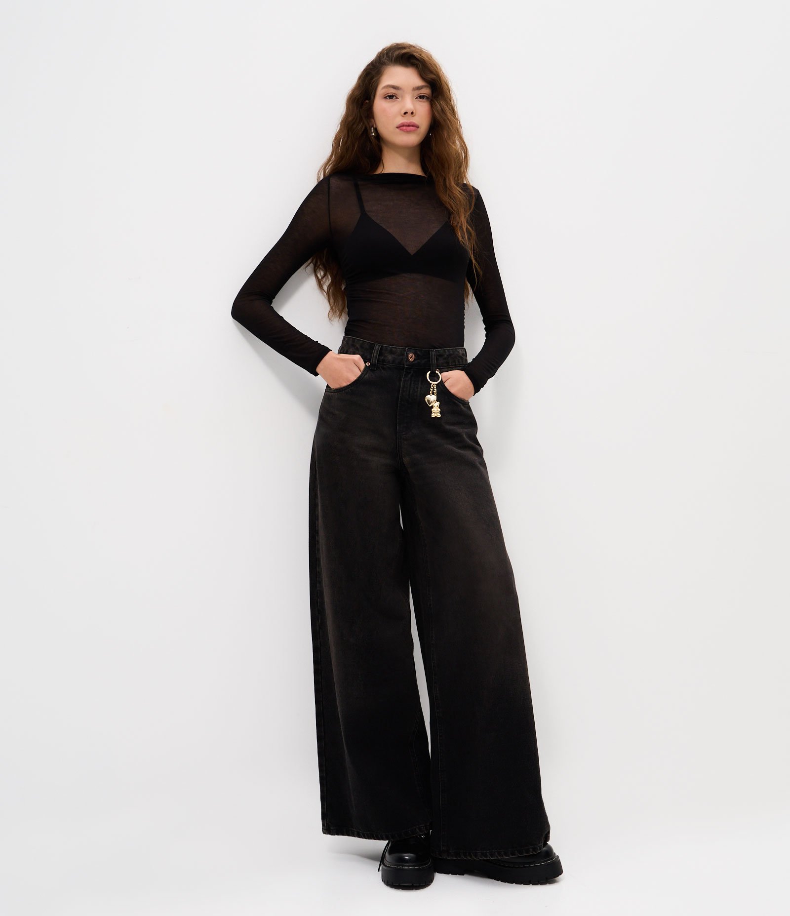 Calça Super Wide Jeans com Cintura Média e Pingente Marrom Escuro 1