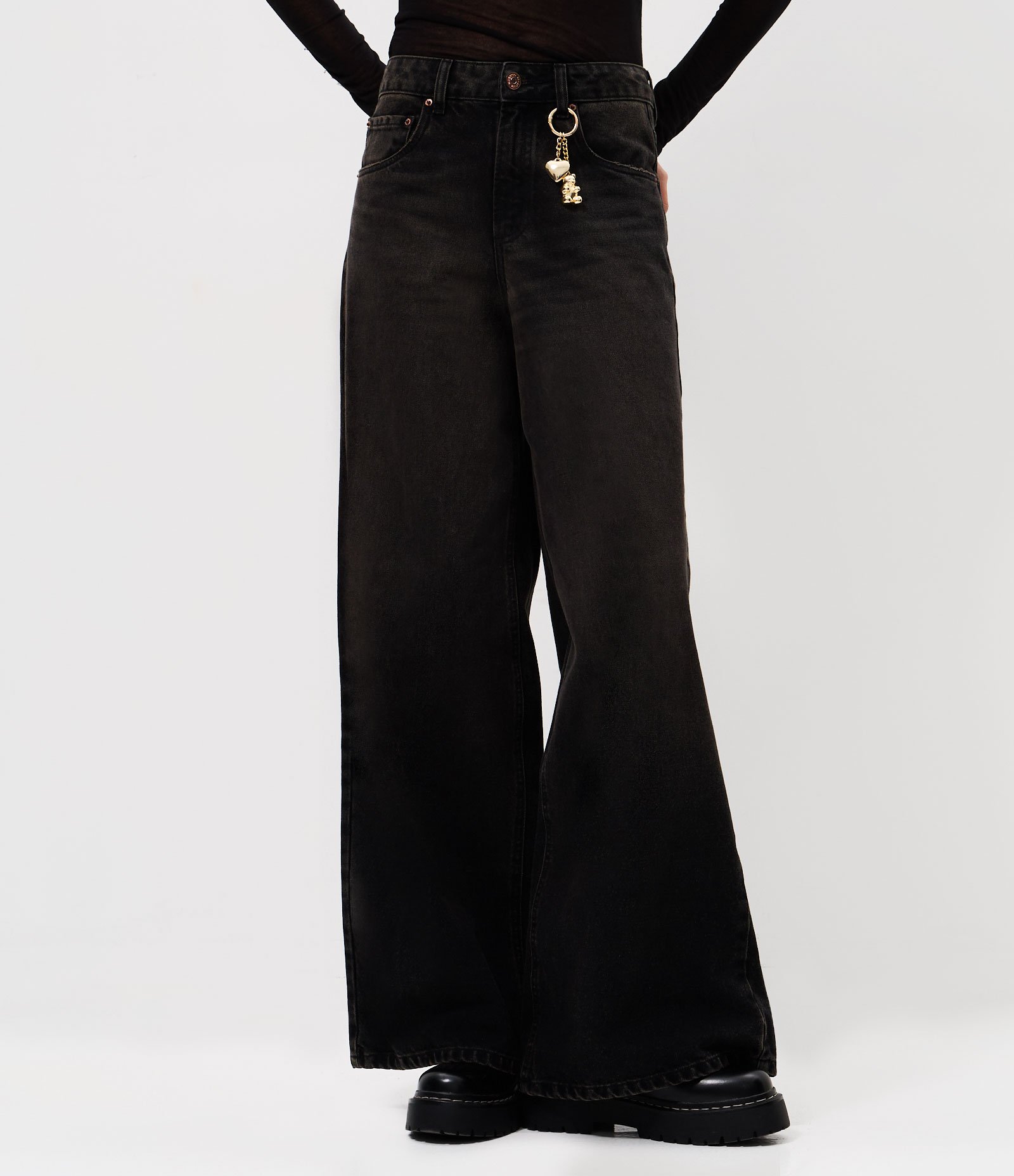 Calça Super Wide Jeans com Cintura Média e Pingente Marrom Escuro 2