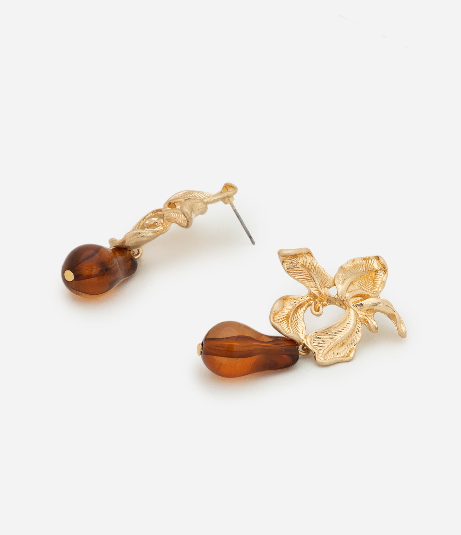 Brinco Médio em Metal com Flor Orgânica e Pingente em Resina Dourado 3