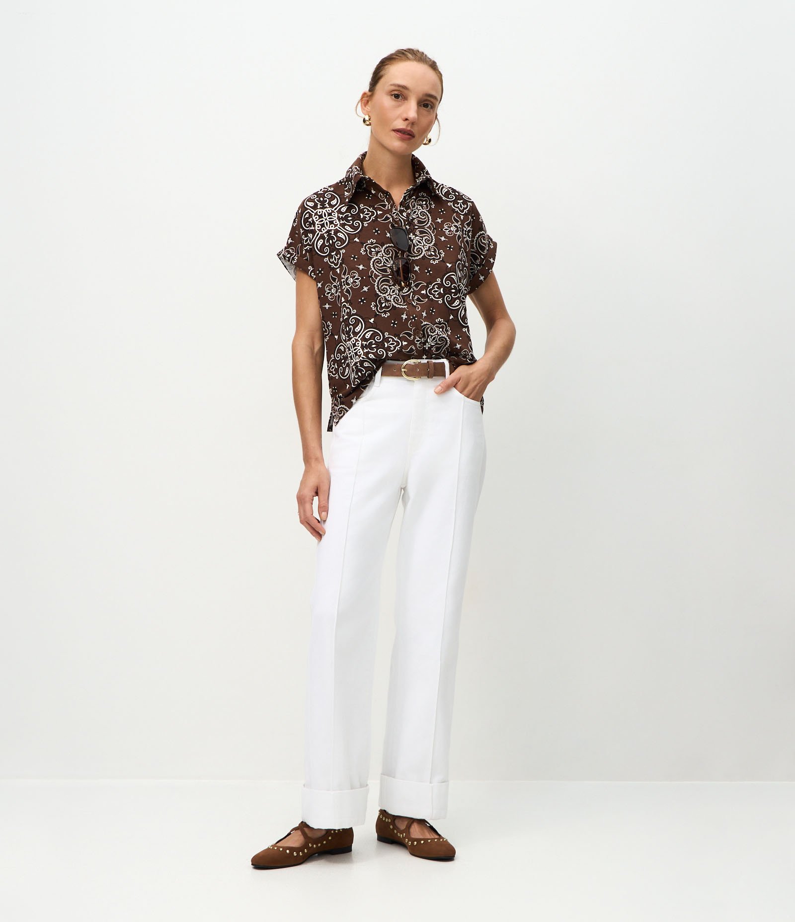 Blusa em Viscose com Gola Alta e Estampa Arabesco Marrom 2