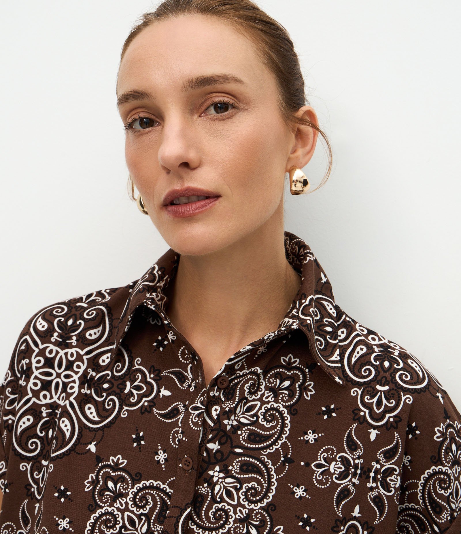 Blusa em Viscose com Gola Alta e Estampa Arabesco Marrom 4