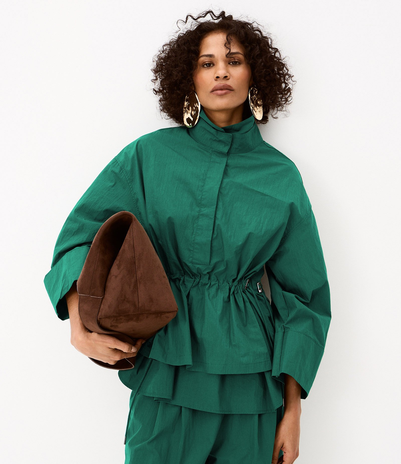 Blusa Parka com Gola Alta e Cintura Franzida Ajustável Verde 2