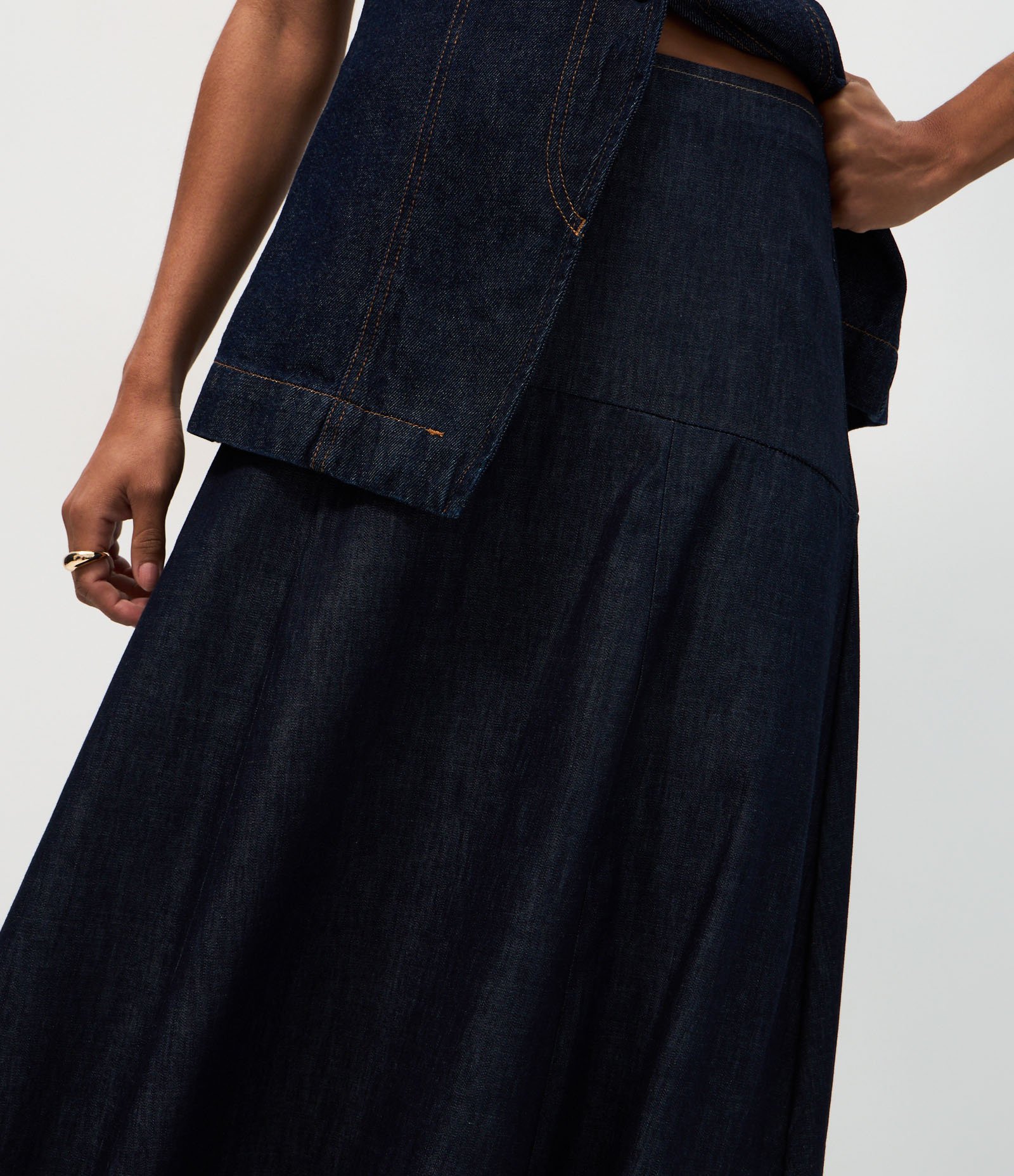 Saia Godê em Jeans com Recorte Cadeirão e Cintura Alta Azul Marinho 4
