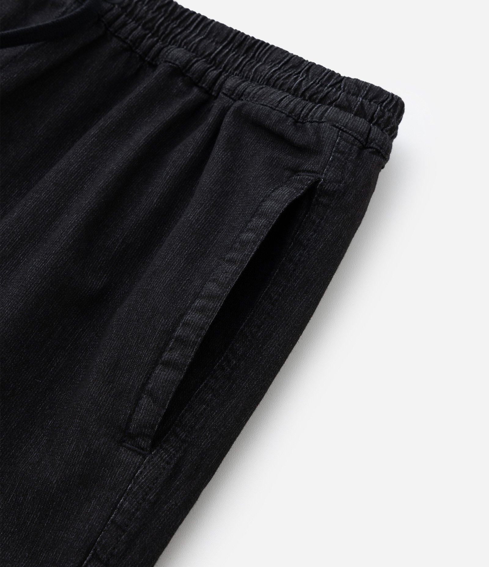 Bermuda em Sarja Texturizada com Cós Elástico Preto 10