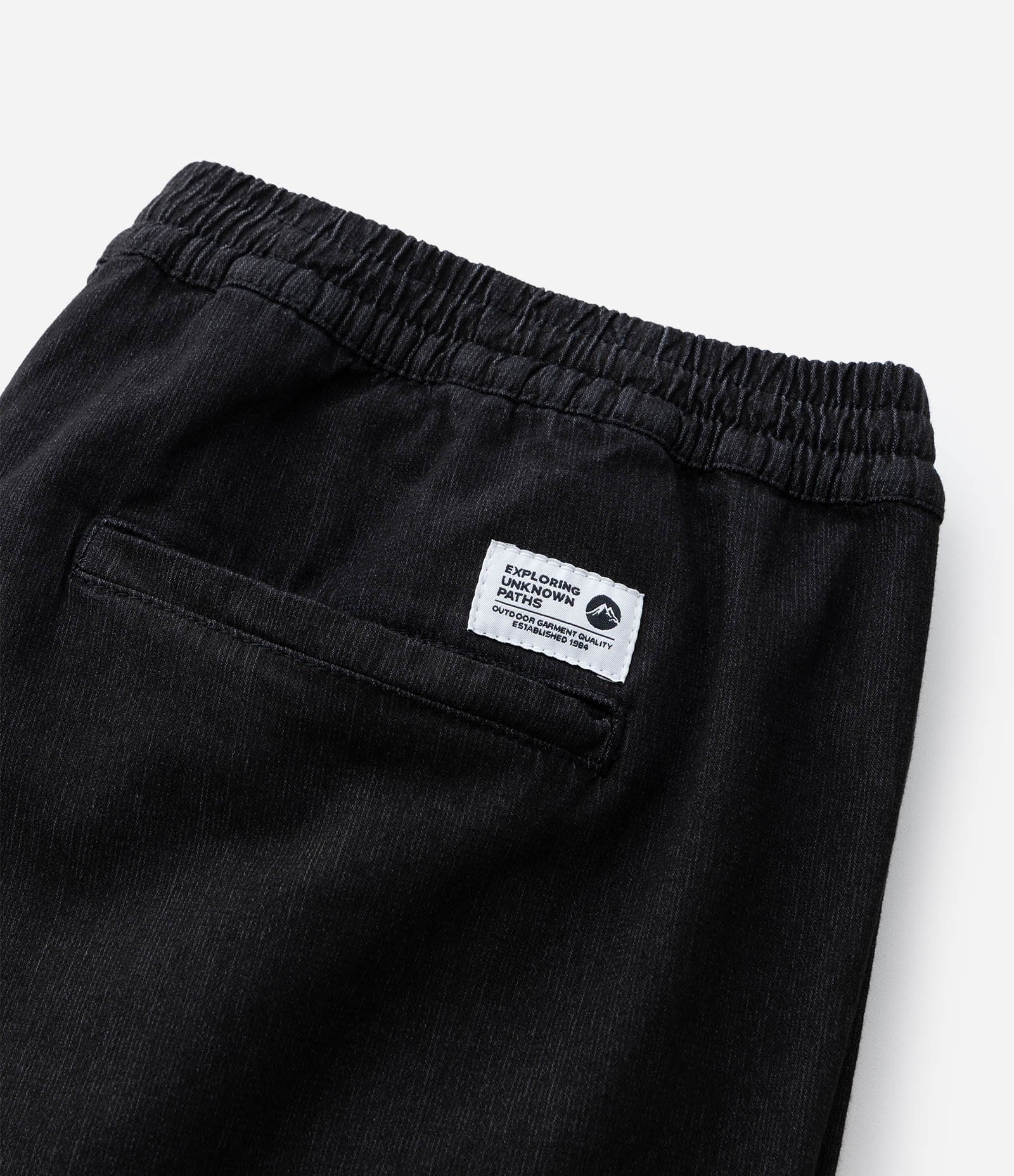 Bermuda em Sarja Texturizada com Cós Elástico Preto 11