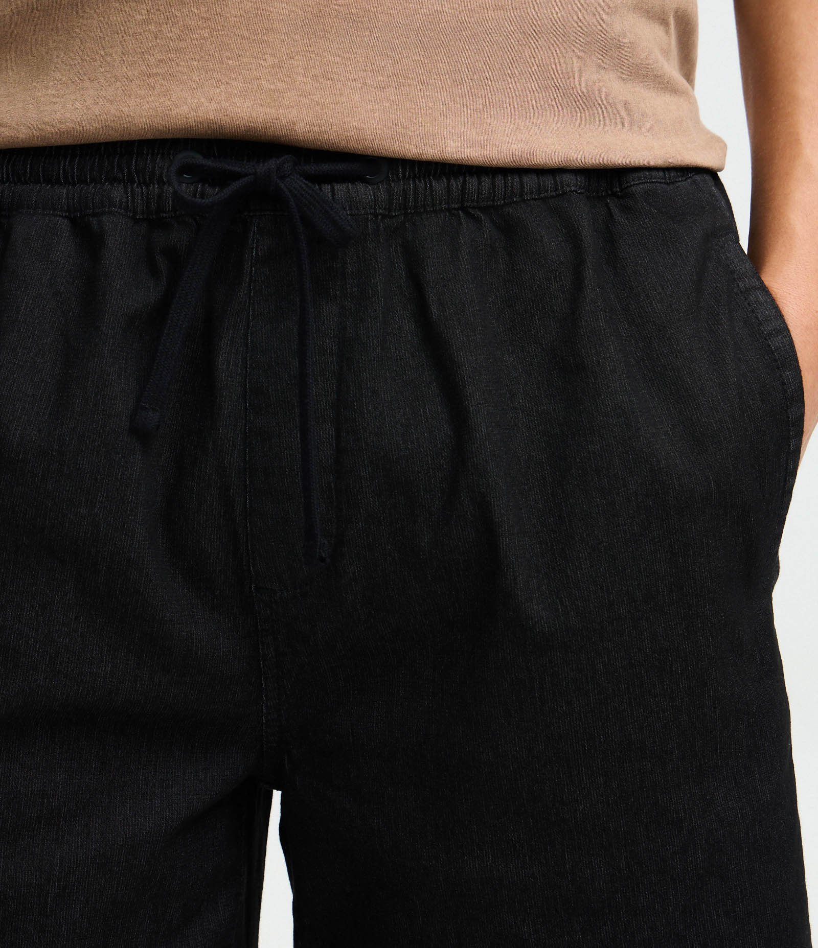 Bermuda em Sarja Texturizada com Cós Elástico Preto 4