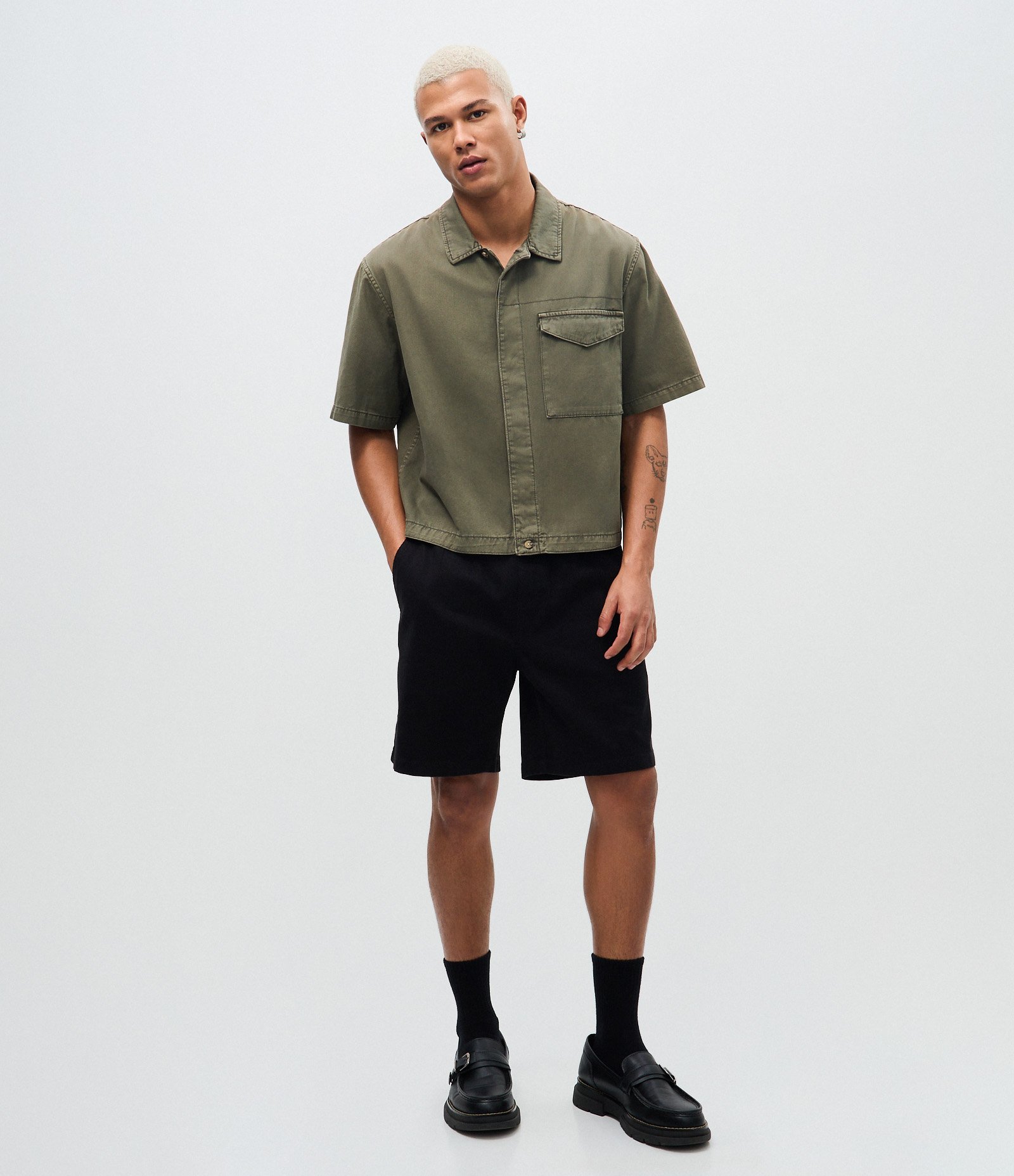 Bermuda Sarja com Cós Elástico Cotelê Preto 1