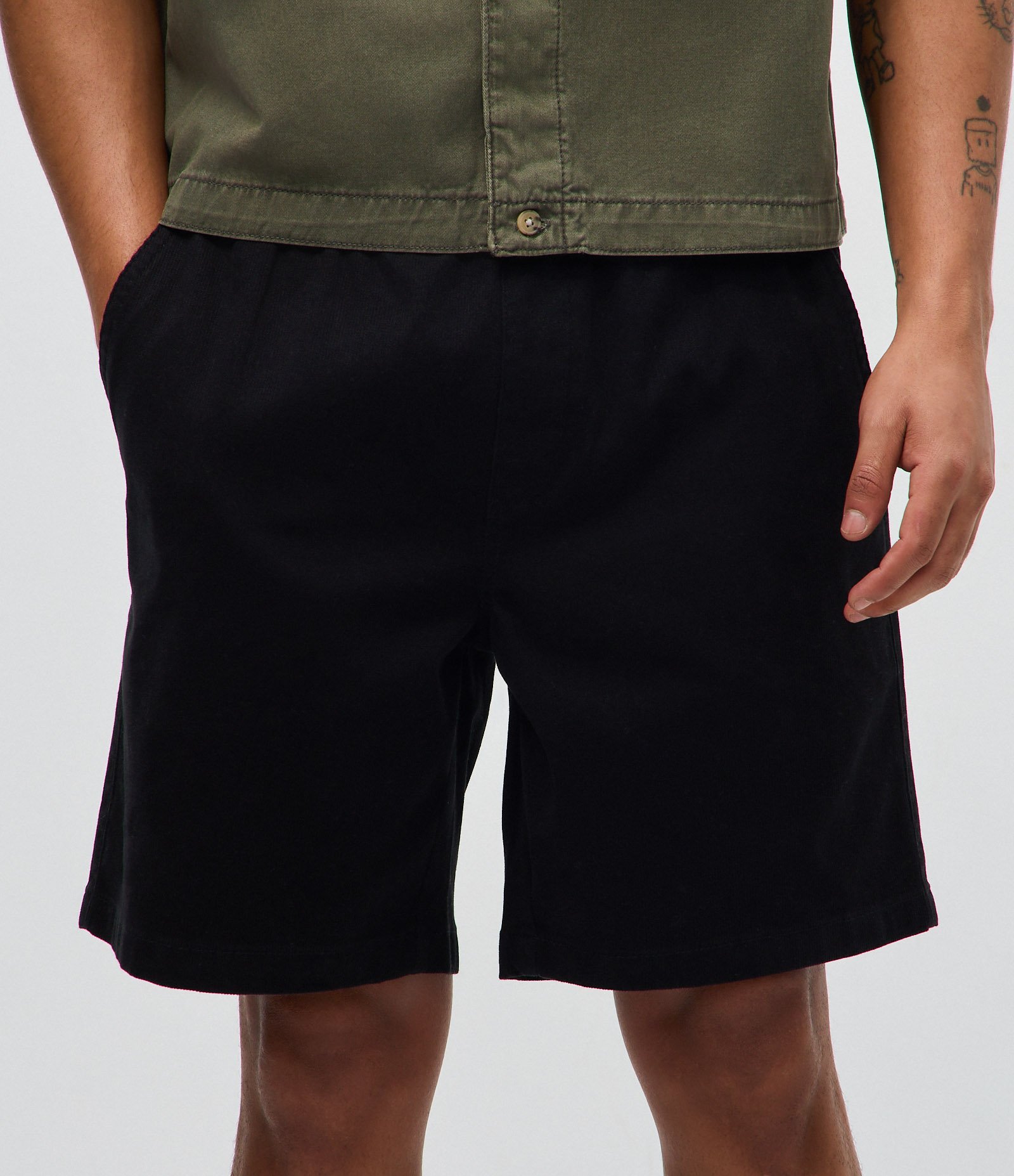 Bermuda Sarja com Cós Elástico Cotelê Preto 2