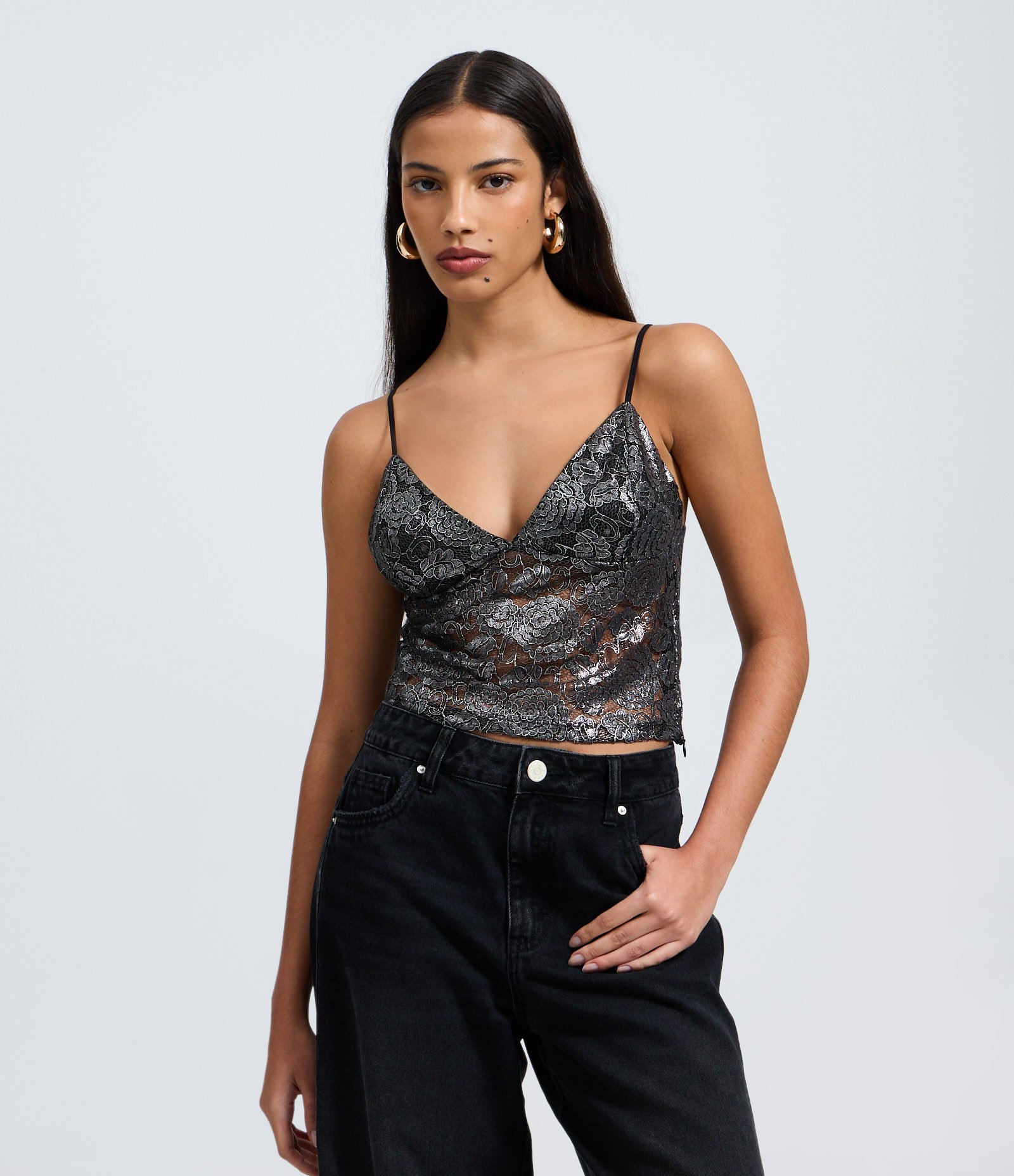 Blusa Cropped em Renda Floral com Decote V Cinza 1