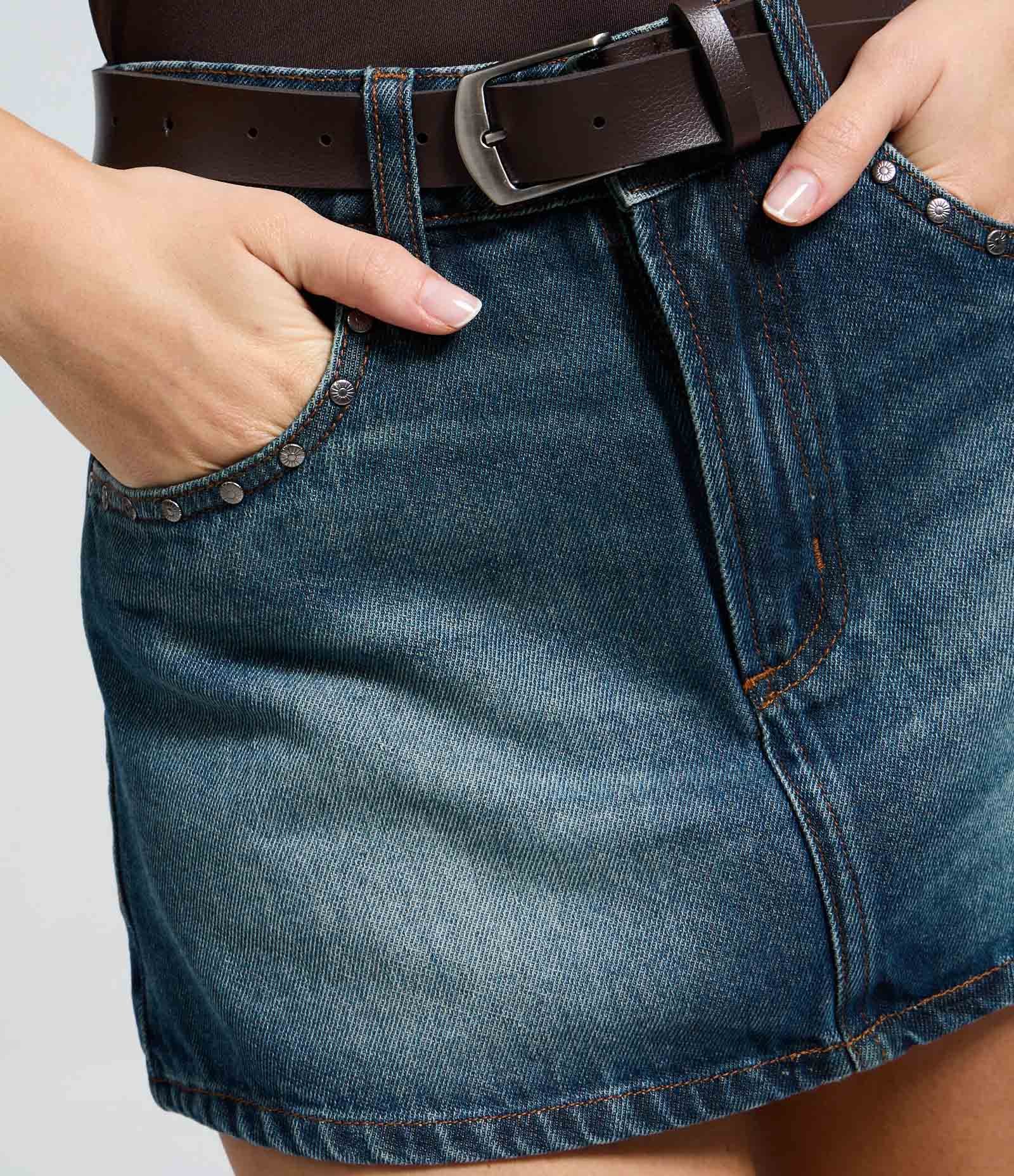 Minissaia Cintura Alta em Jeans com Cinto e Tachas Azul Escuro 3