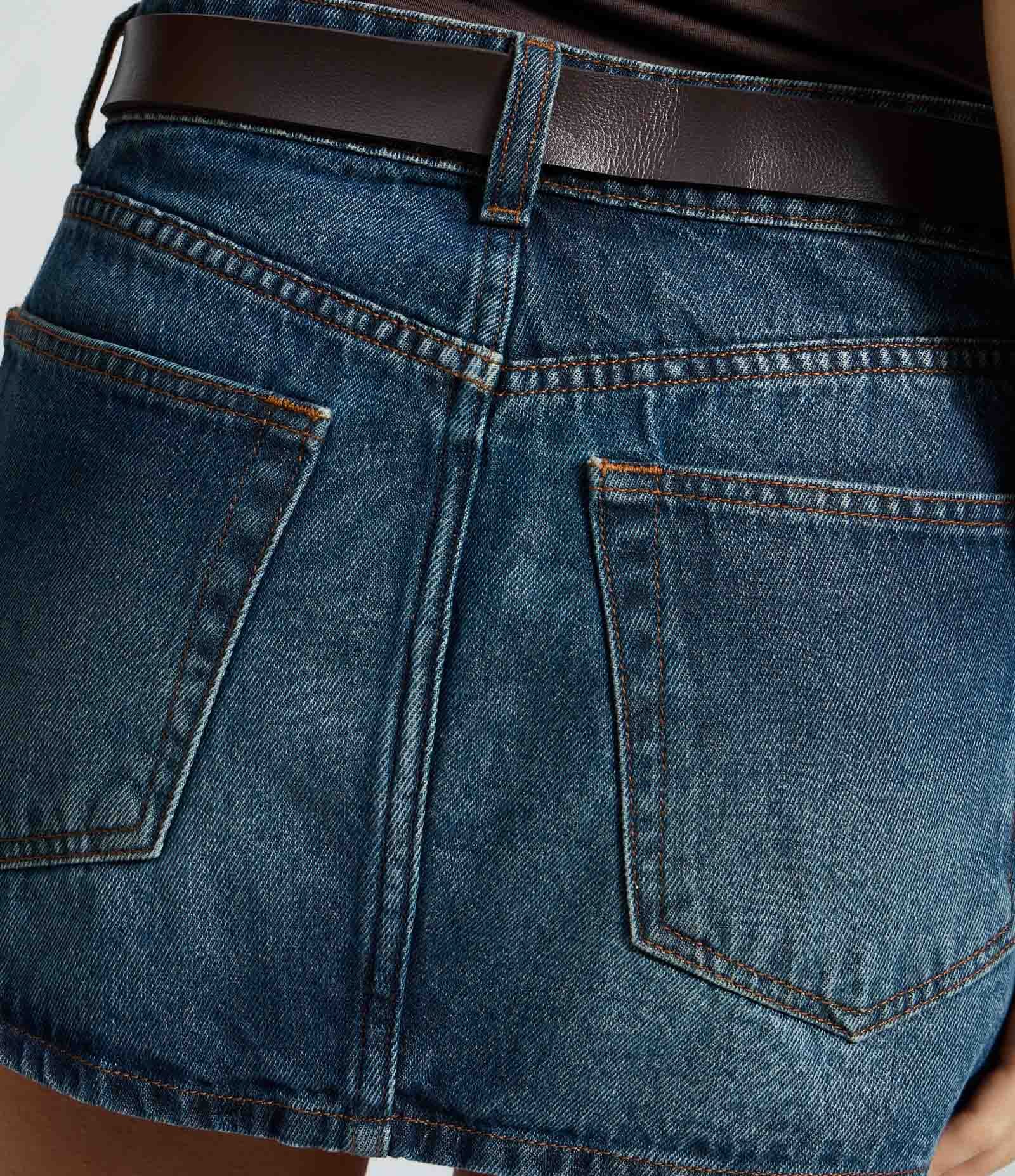 Minissaia Cintura Alta em Jeans com Cinto e Tachas Azul Escuro 4