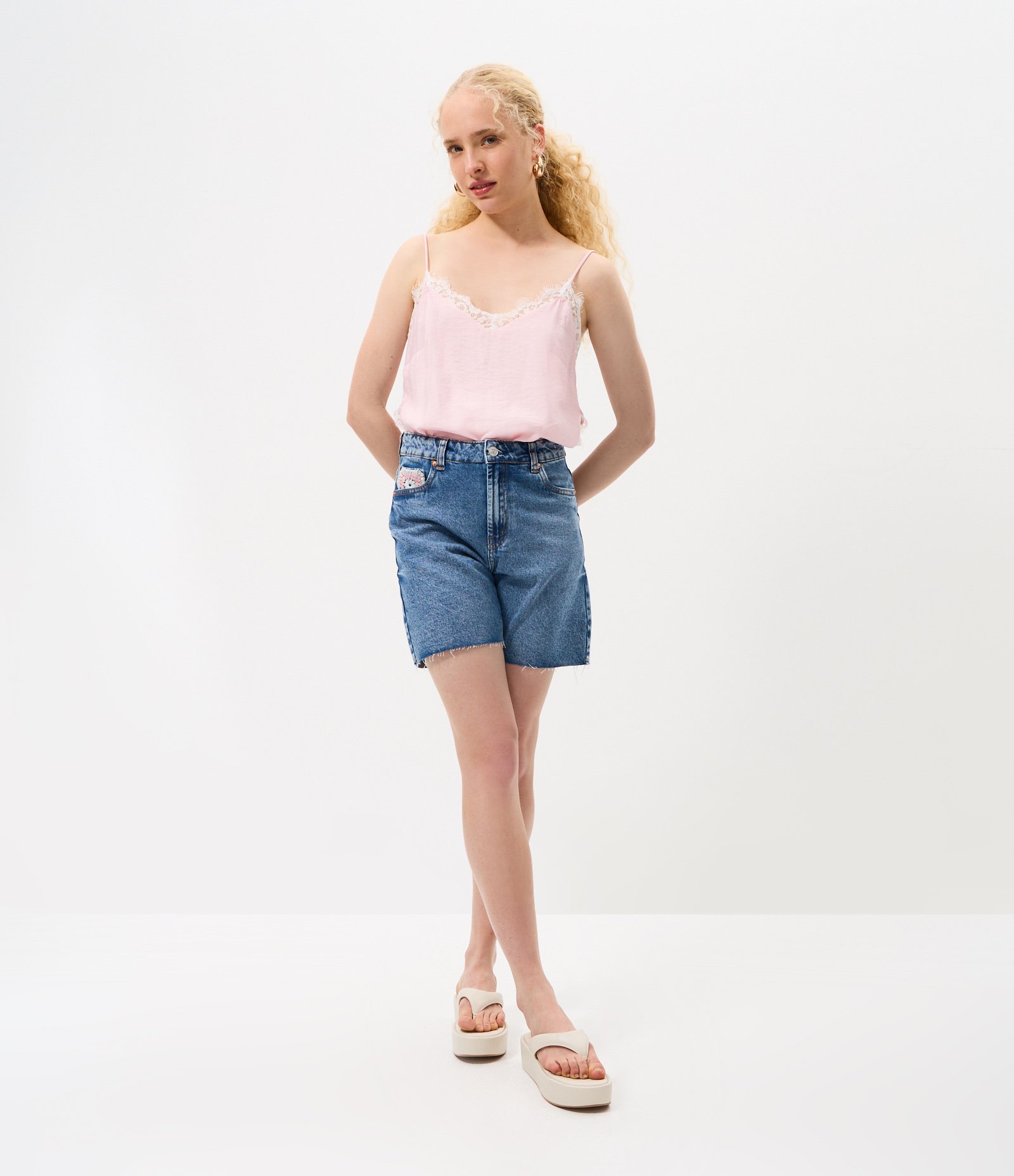 Short Jeans com Bordado Floral no Bolso e Cintura Alta Azul 1