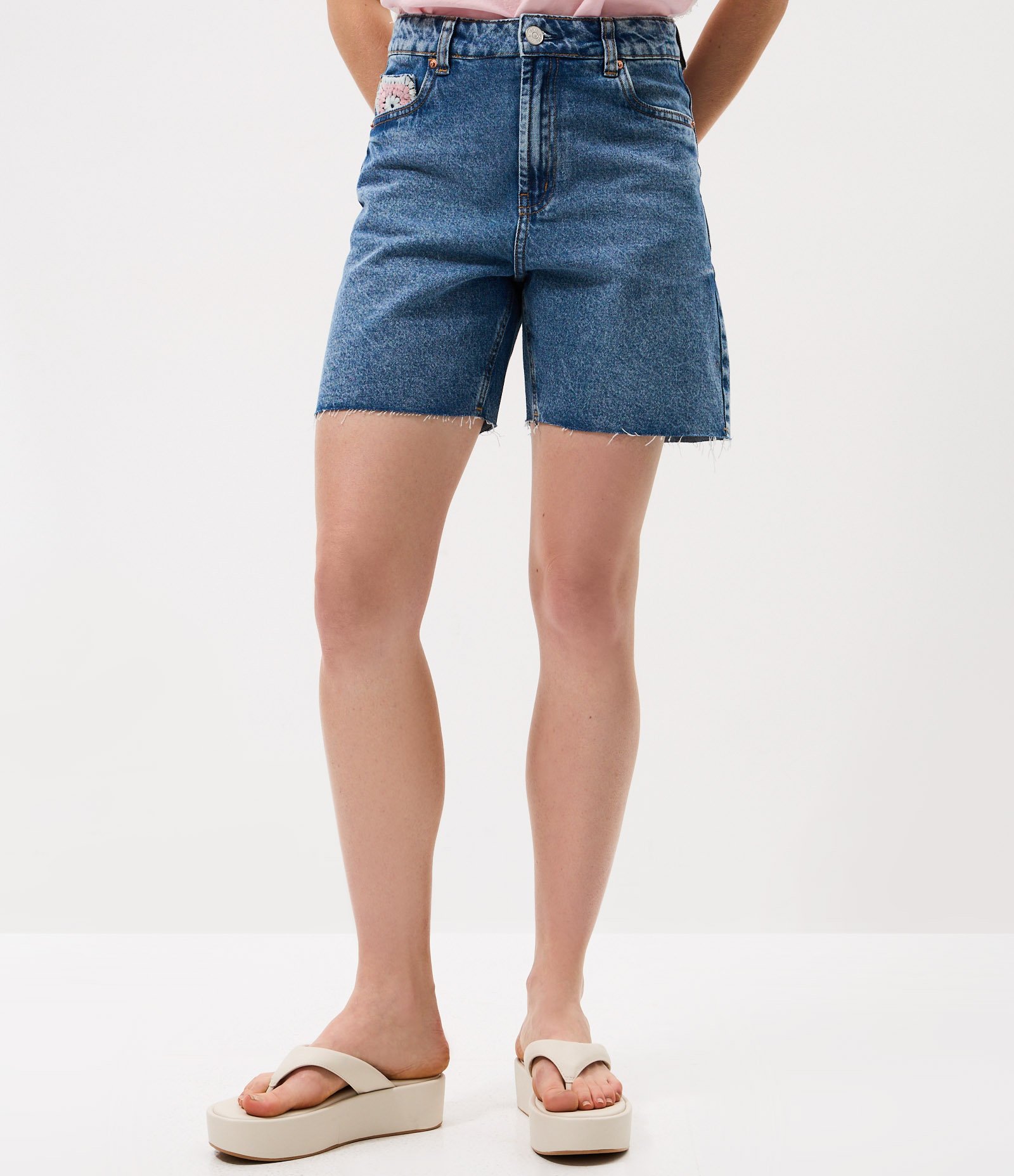 Short Jeans com Bordado Floral no Bolso e Cintura Alta Azul 2
