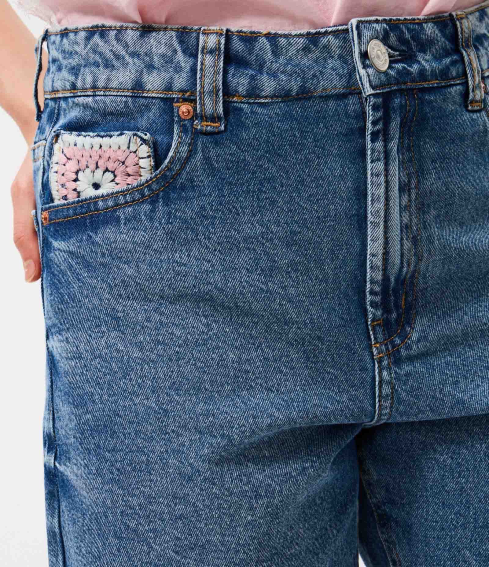 Short Jeans com Bordado Floral no Bolso e Cintura Alta Azul 3