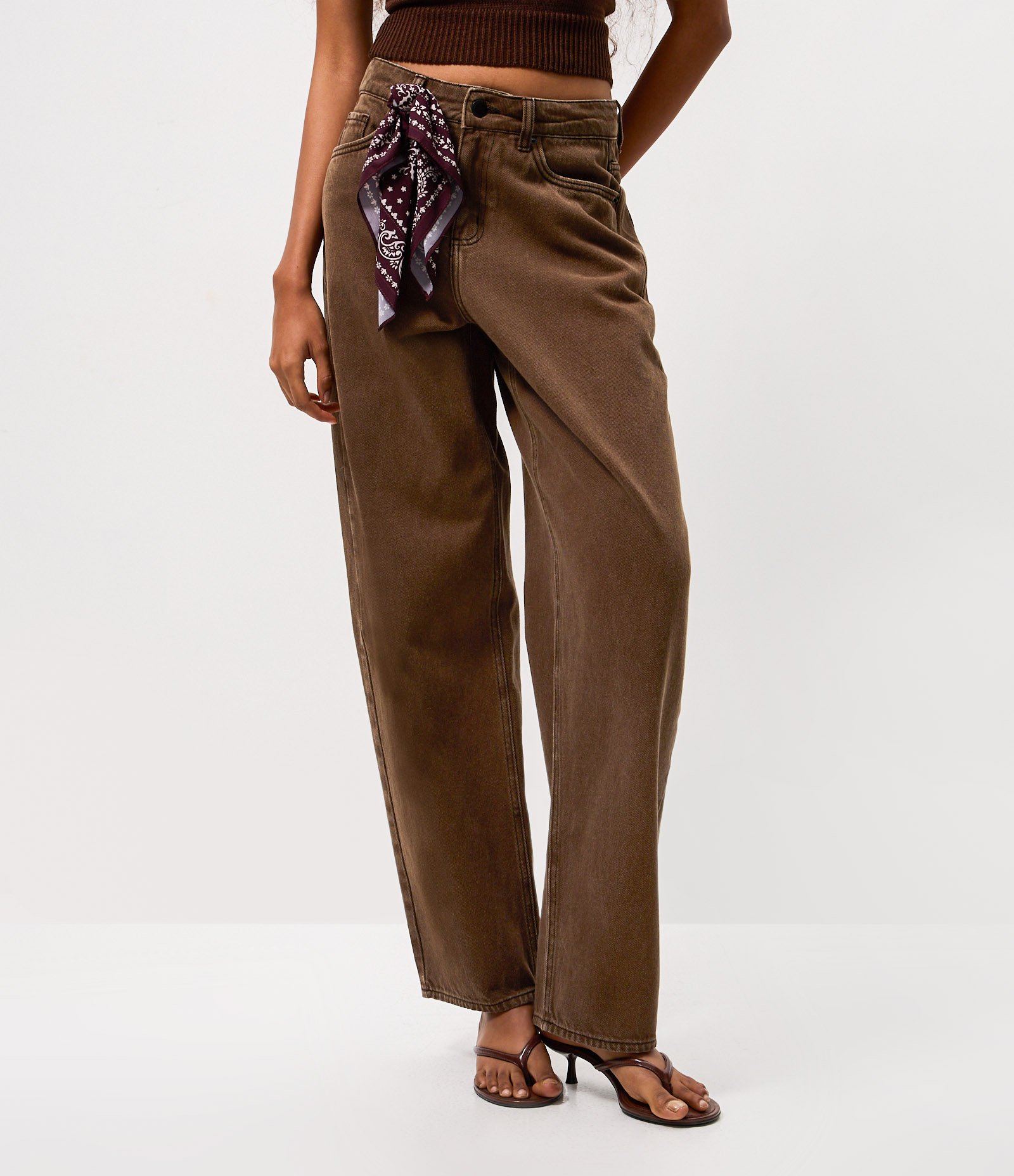 Calça Baggy em Jeans com Cintura Média e Lenço Decorative Marrom 2
