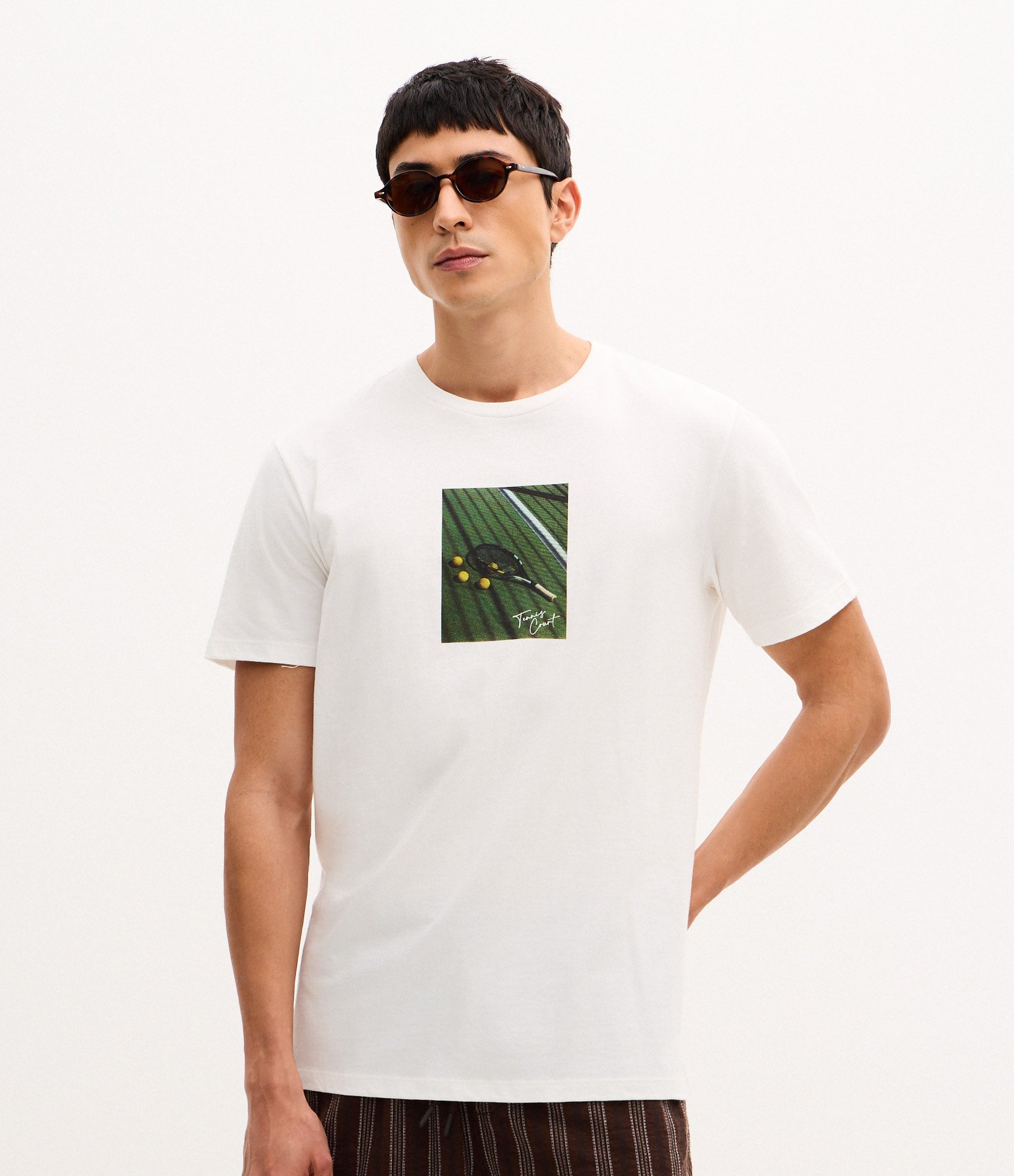 Camiseta Manga Curta em Algodão Estampa Tênis Branco 1