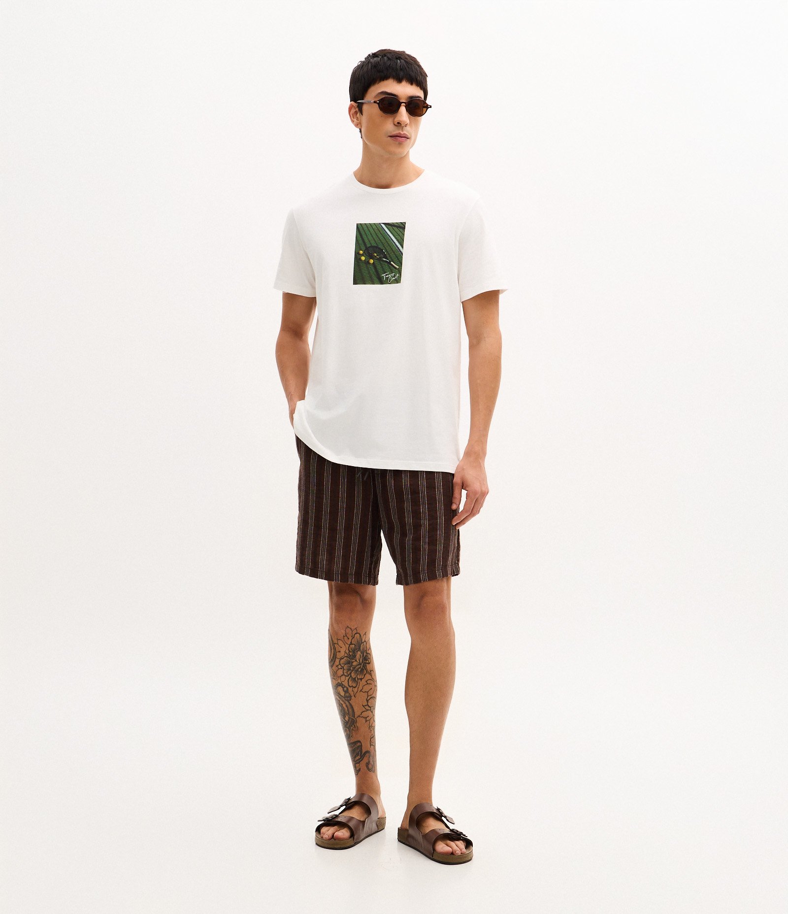 Camiseta Manga Curta em Algodão Estampa Tênis Branco 2