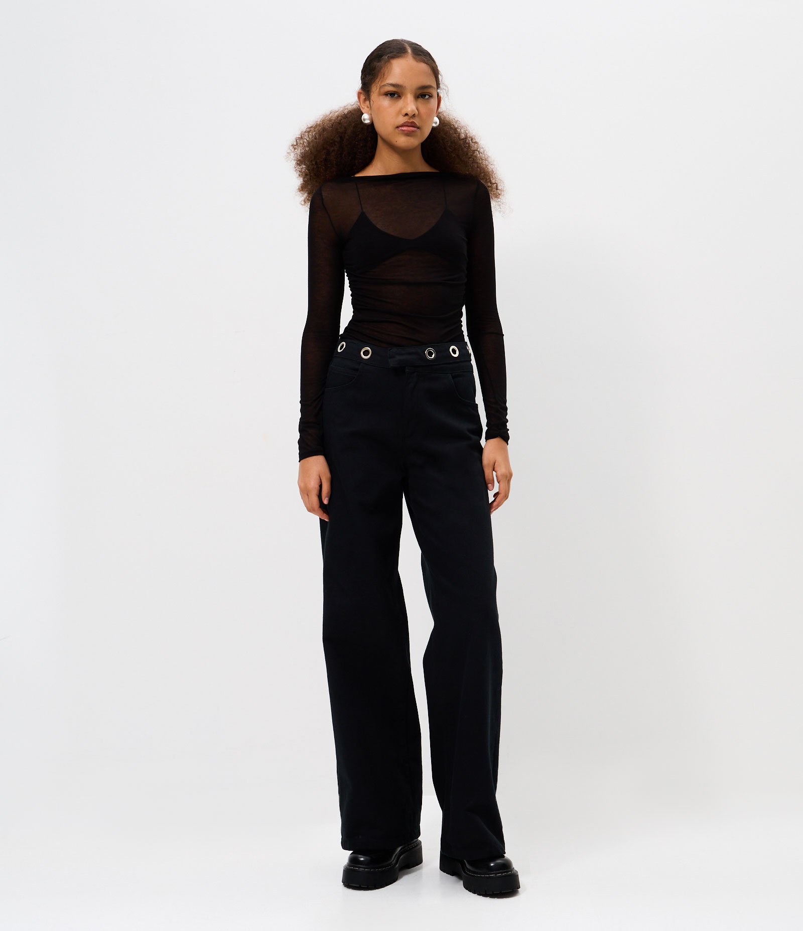 Calça Wide em Jeans com Cintura Média e Ilhós no Cós Preto 1