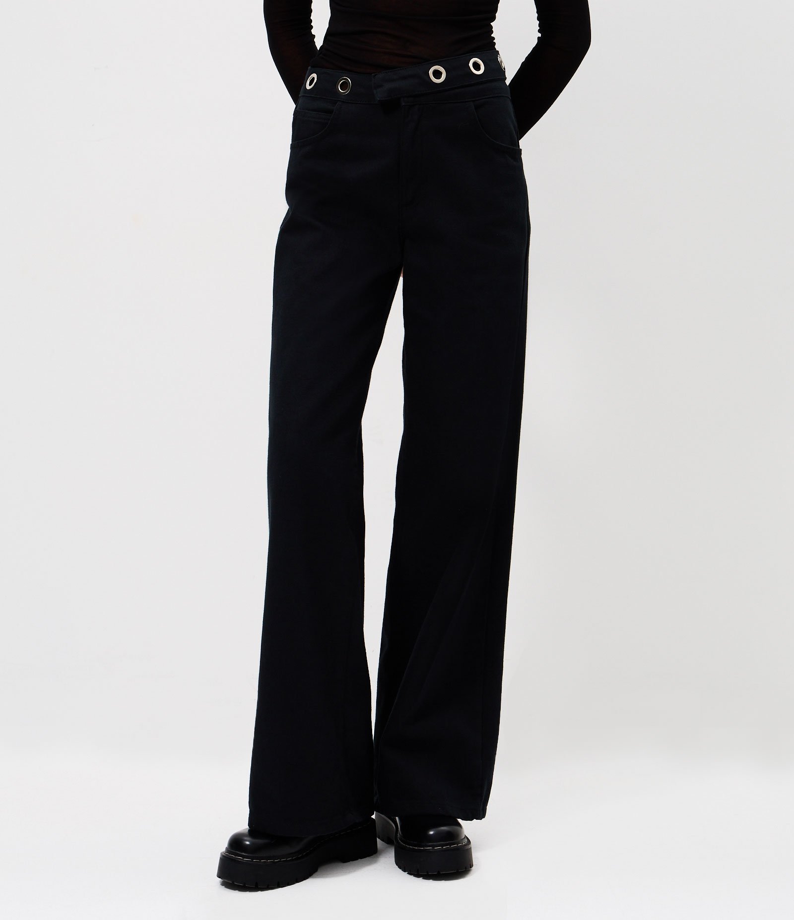 Calça Wide em Jeans com Cintura Média e Ilhós no Cós Preto 2