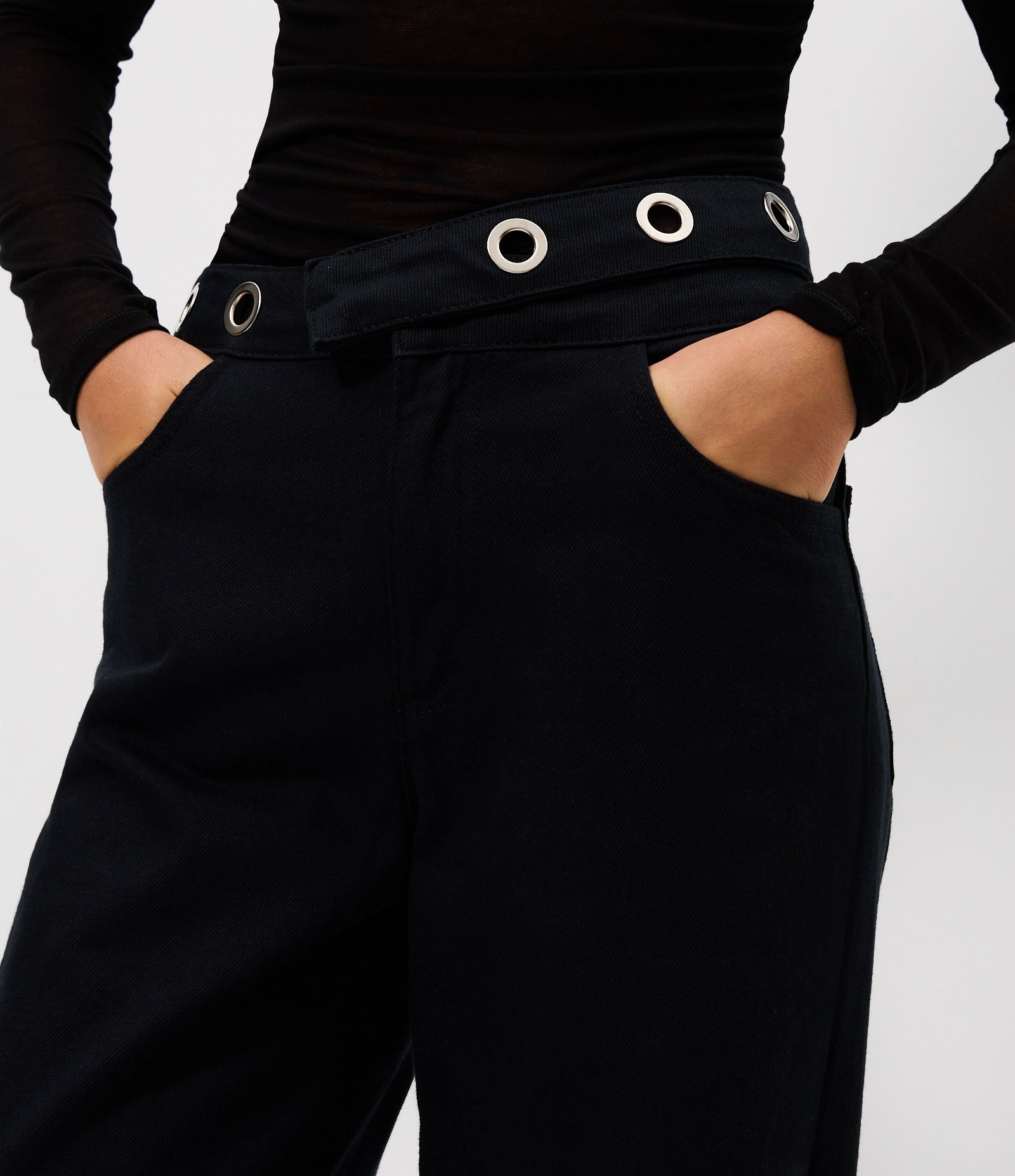 Calça Wide em Jeans com Cintura Média e Ilhós no Cós Preto 3