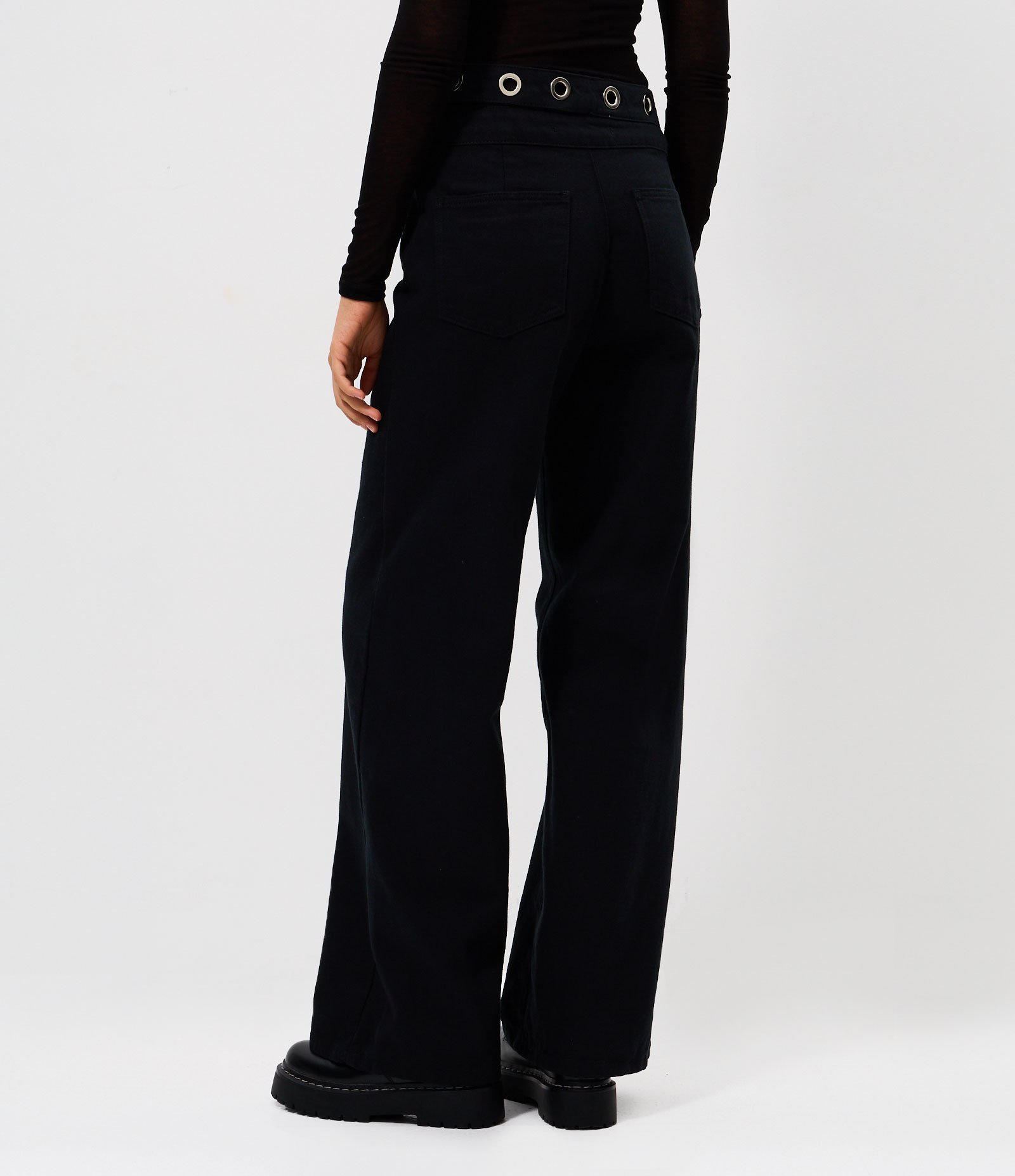 Calça Wide em Jeans com Cintura Média e Ilhós no Cós Preto 4