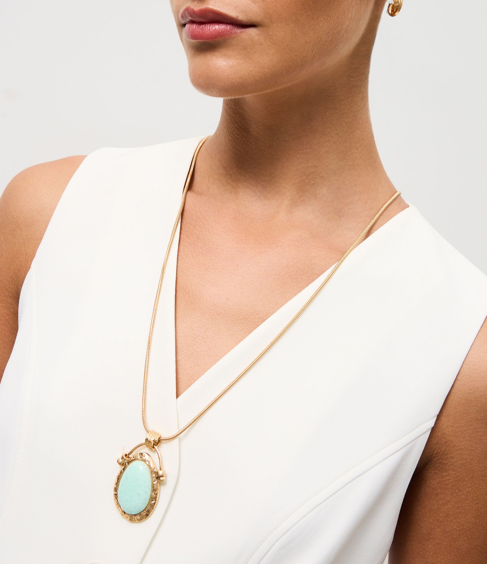 Conjunto de Colar Longo com Pingente Oval e Argolas Dourado 4