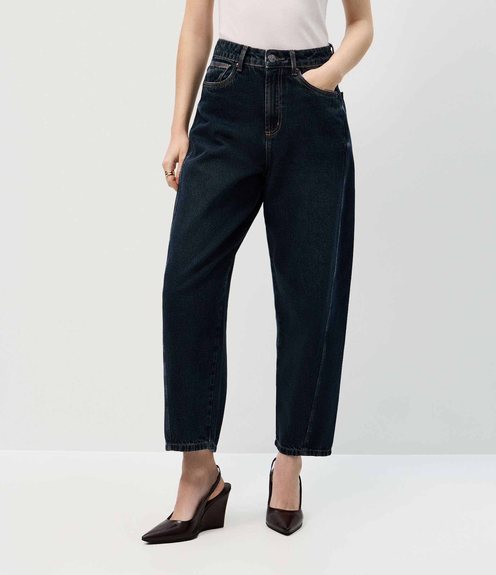 Calça Jeans New Carrot Rebites com Cintura Alta Azul Escuro 3