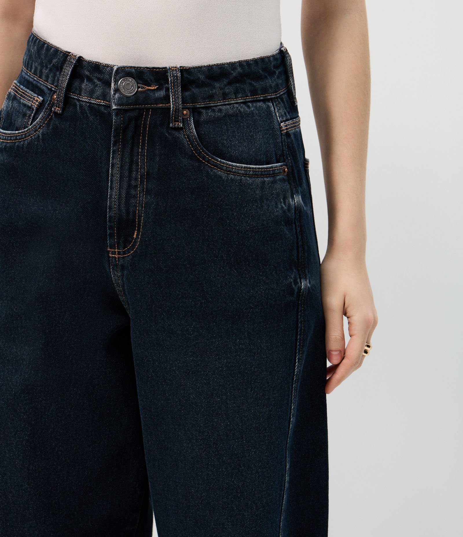 Calça Jeans New Carrot Rebites com Cintura Alta Azul Escuro 4
