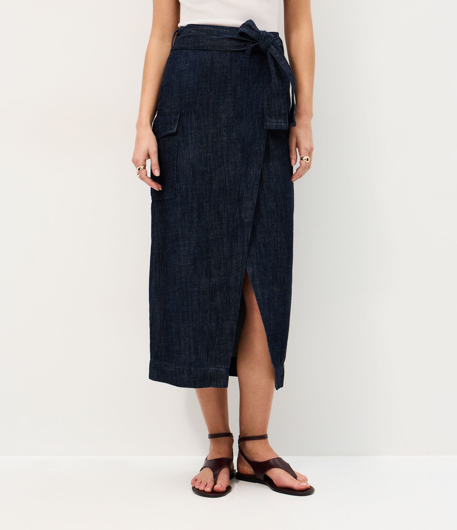 Saia Midi Envelope em Jeans com Cintura Alta e Bolso Cargo Azul Escuro 3